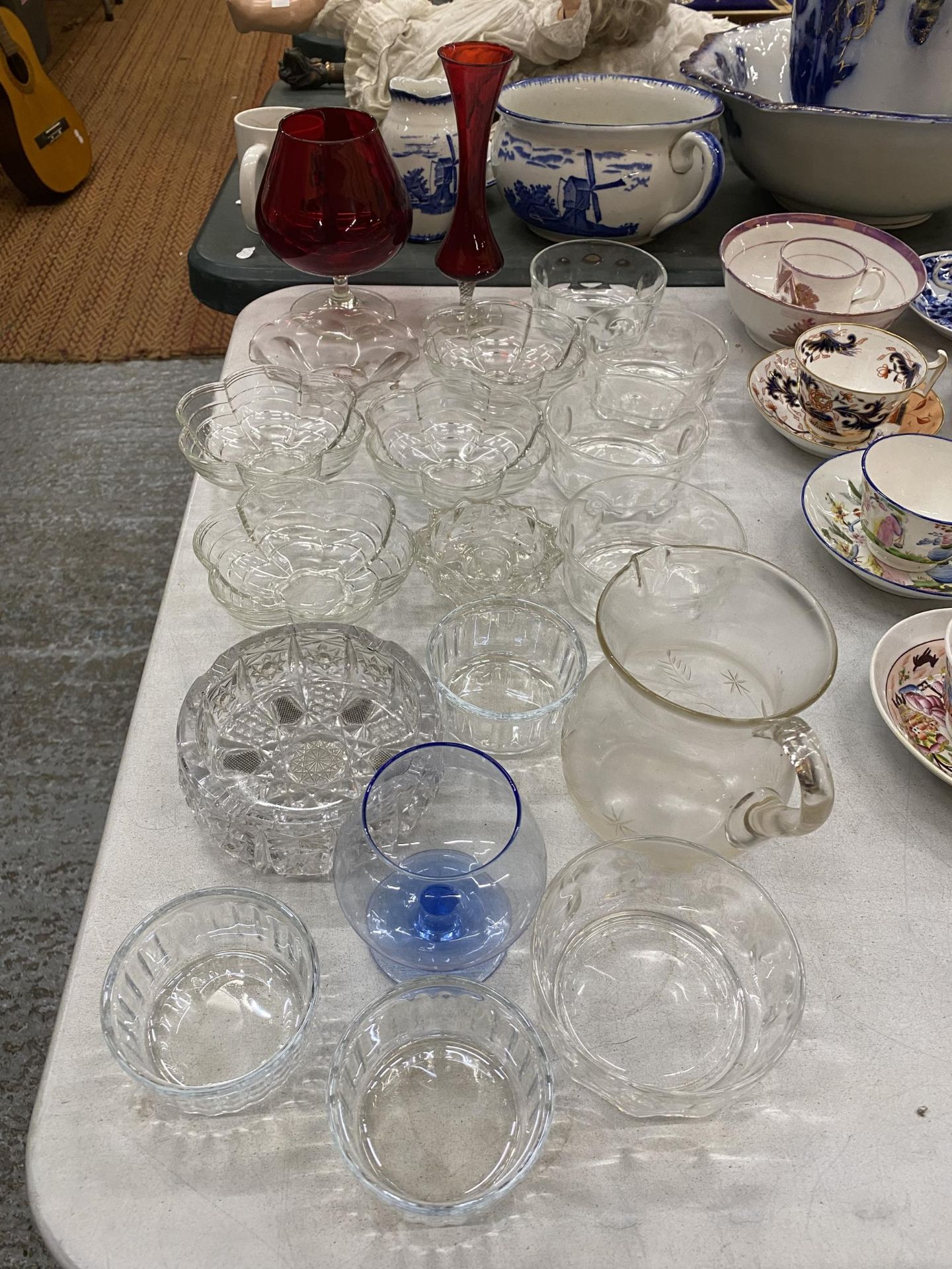 A QUANTITY OF GLASSWARE TO INCLUDE DESSERT BOWLS, GLASSES, VASE, JUG, ETC