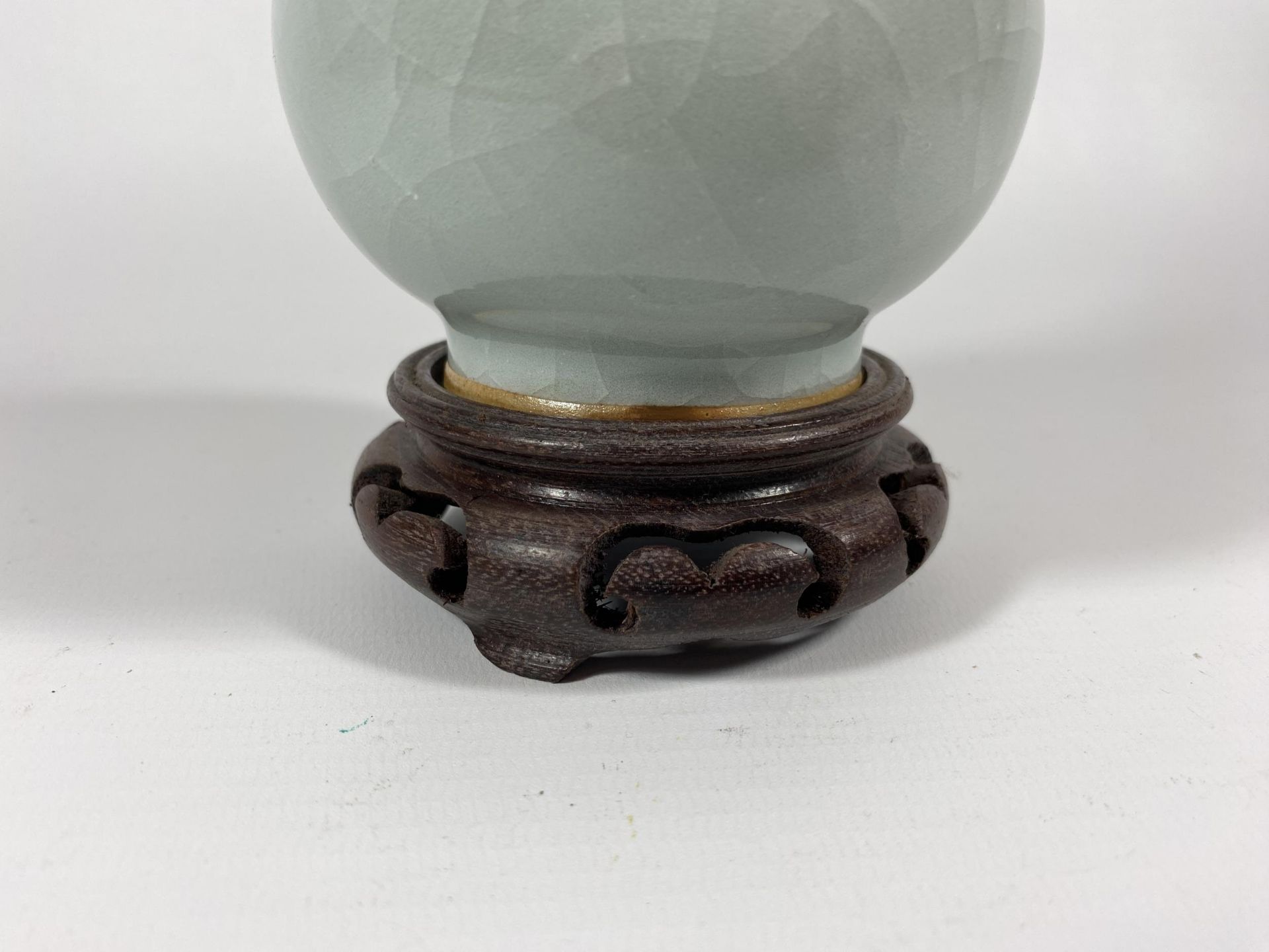 A CHINESE CELADON GROUND PORCELAIN BOTTLE VASE ON CARVED WOODEN STAND, HEIGHT OF VASE 18CM - Image 6 of 6