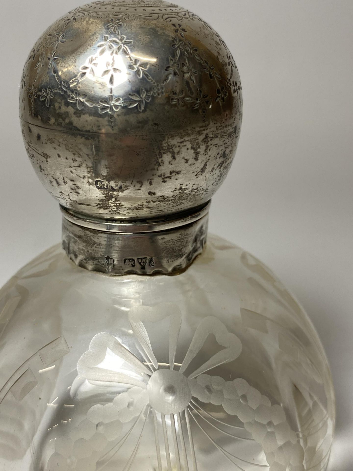 A CHESTER HALLMARKED SILVER TOPPED PERFUME BOTTLE - Image 2 of 3