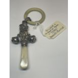 A HALLMAKED BIRMINGHAM 1926 SILVER AND MOTHER OF PEARL 'TOBY' BABIES RATTLE