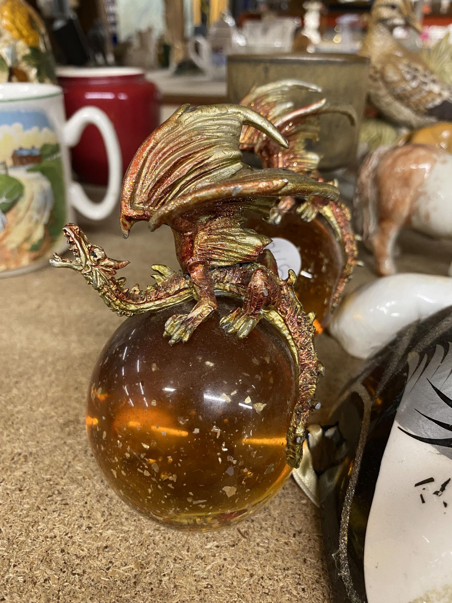 A MIXED LOT TO INCLUDE PAPERWEIGHTS WITH DRAGONS ON TOP, HORSE FIGURES, STONEWARE GOBLETS, ETC - Image 2 of 4