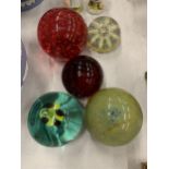 FIVE GLASS PAPERWEIGHTS TO INCLUDE RED BUBBLES, MILLEFIORI STYLE, ETC - 5 IN TOTAL