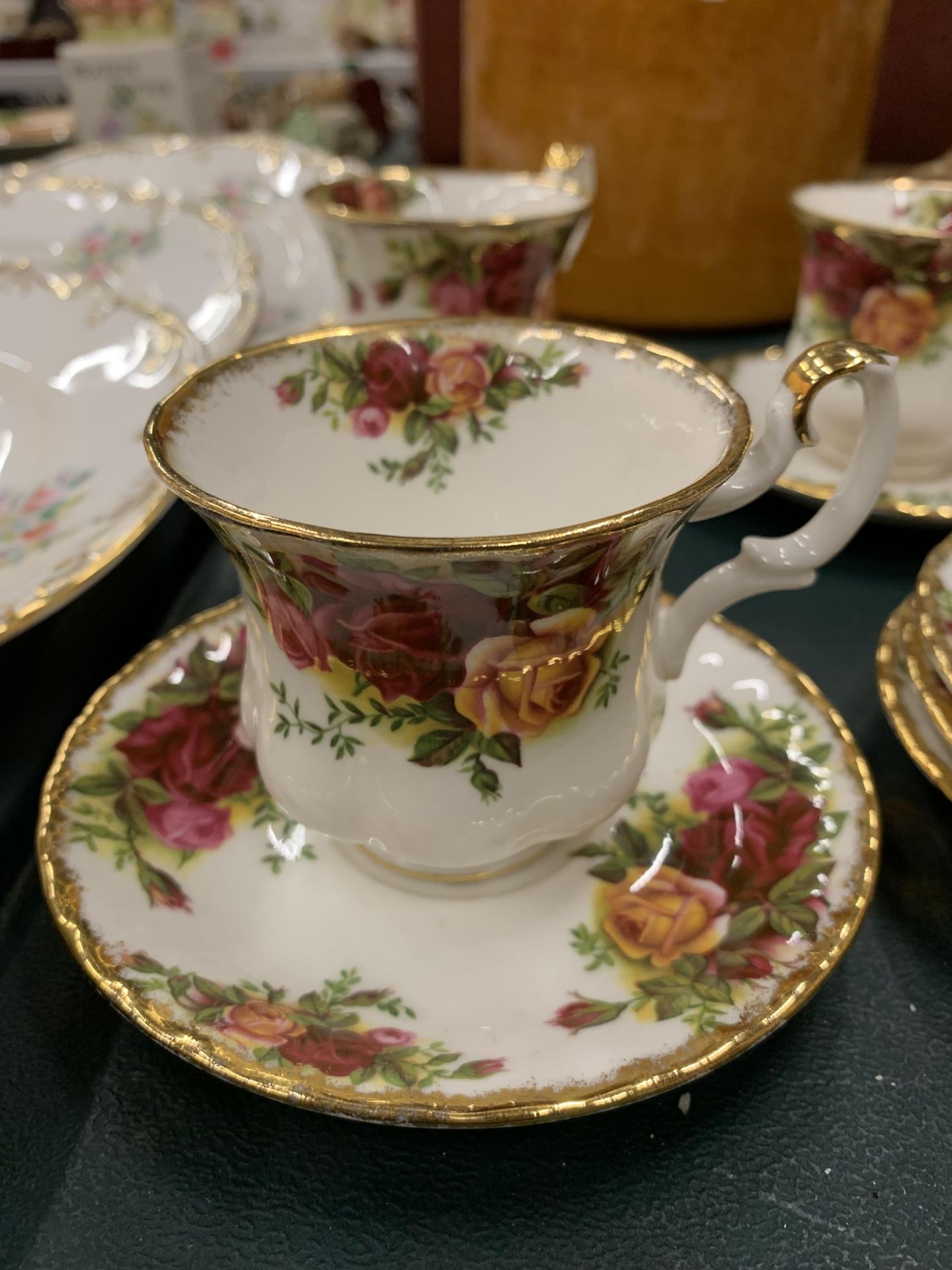 A QUANTITY OF ROYAL ALBERT 'OLD COUNTRY ROSES' TO INCLUDE CUPS, SAUCERS, SUGAR BOWL AND CREAM JUG - Image 2 of 4