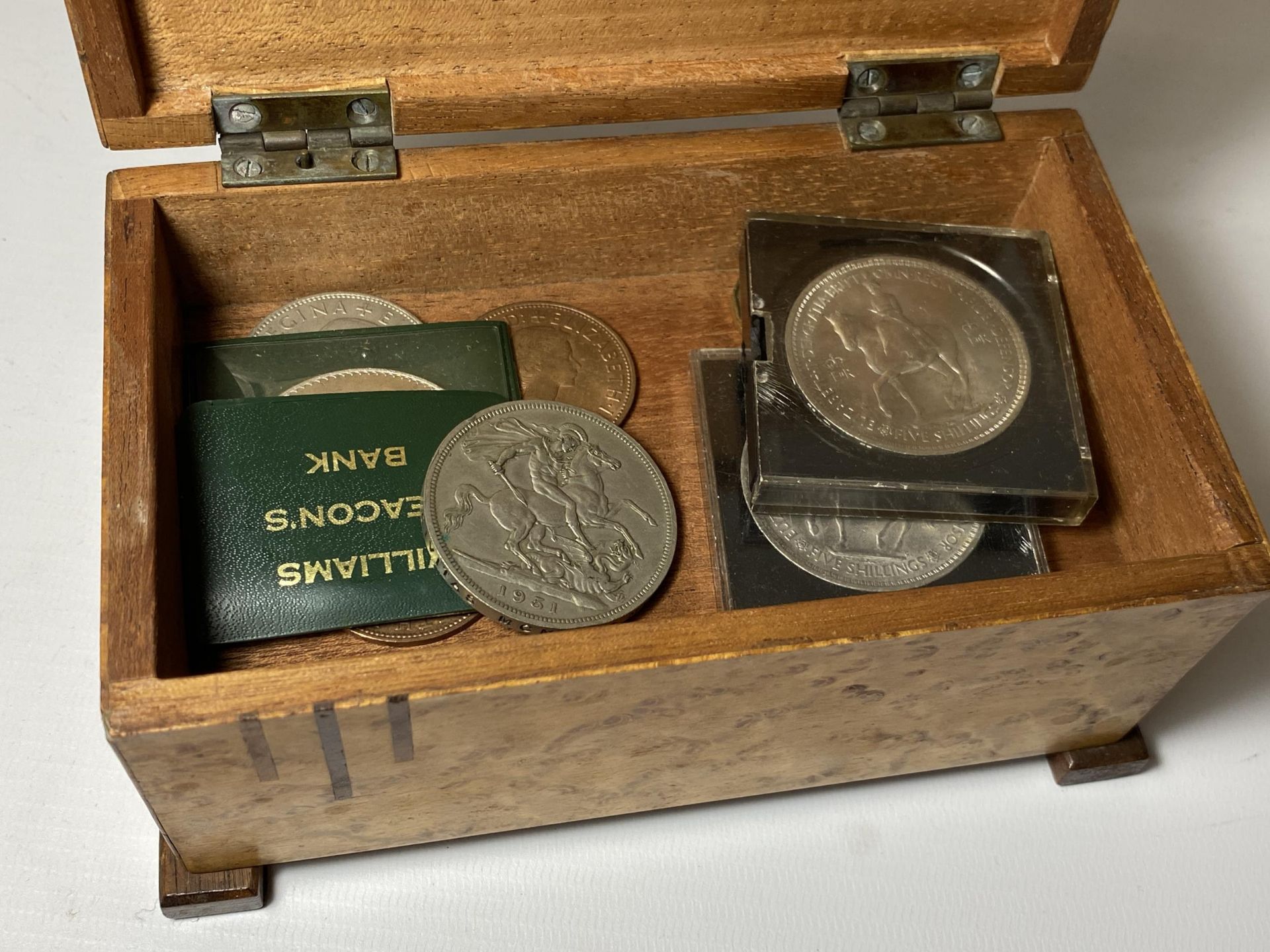 A BOX OF MIXED COINS TO INCLUDE A 1951 CROWN ETC