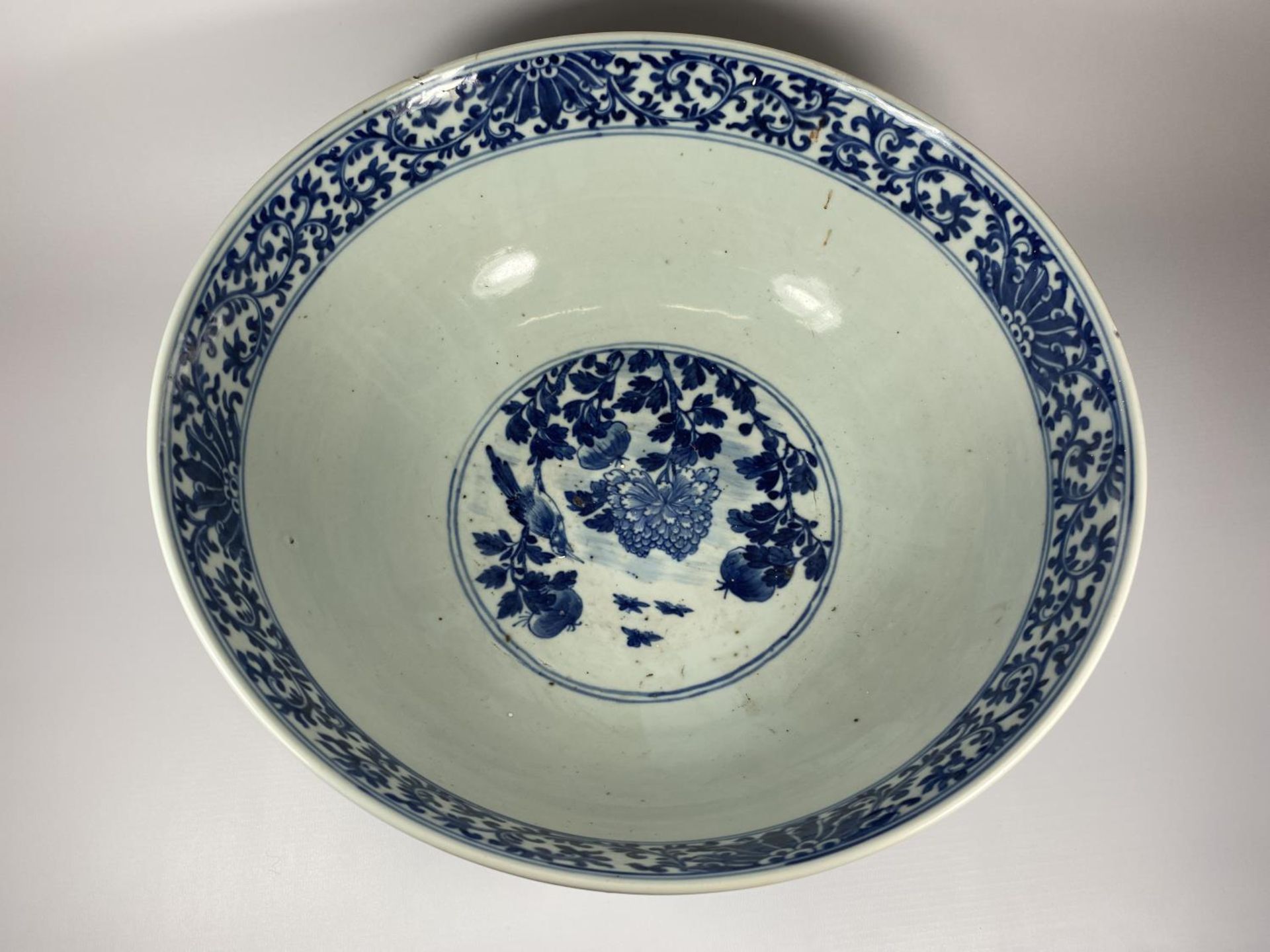 A LARGE AND IMPRESSIVE EARLY 19TH CENTURY CHINESE QING BLUE AND WHITE PORCELAIN PUNCH / FRUIT BOWL - Image 3 of 14