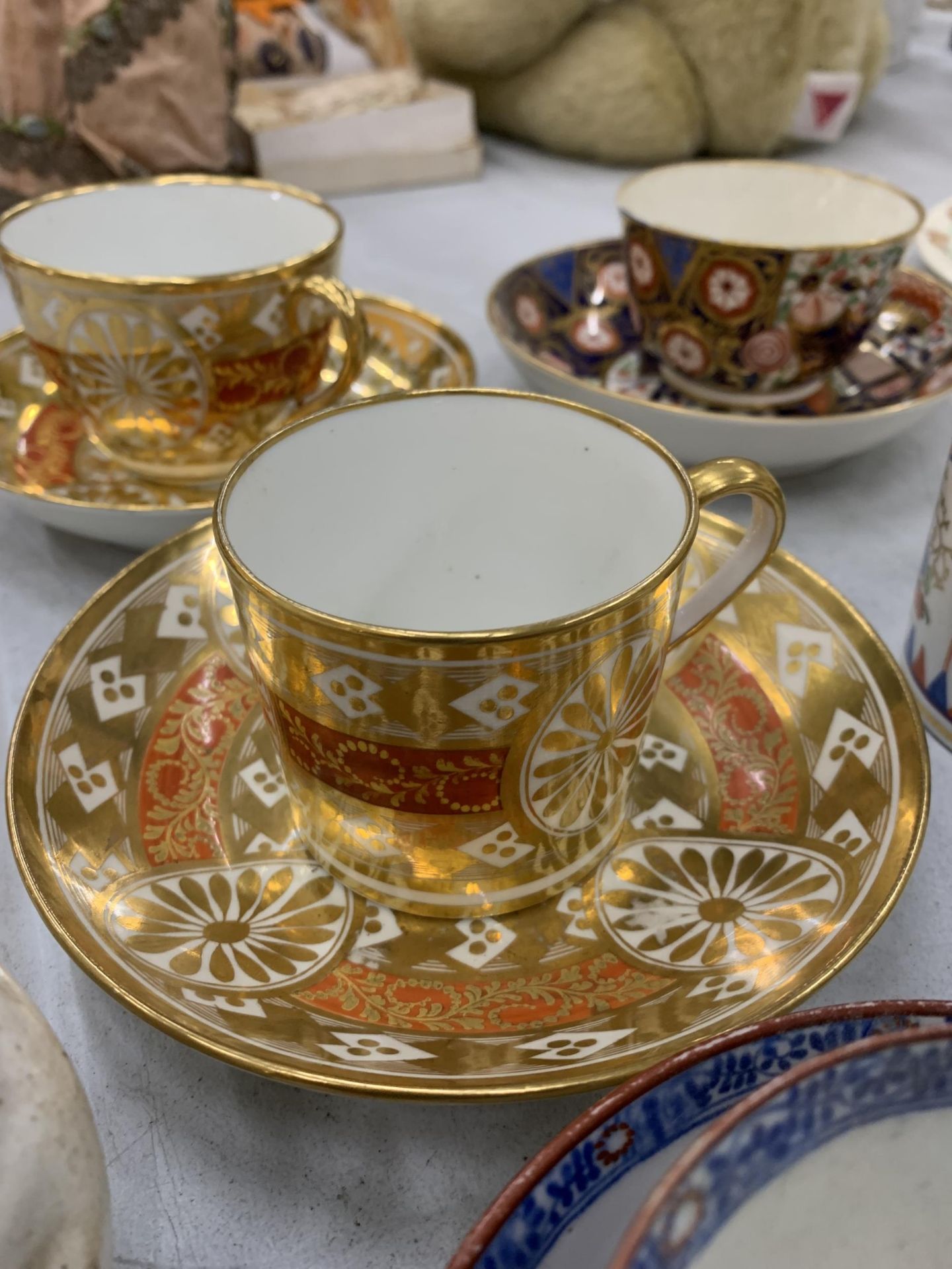 A QUANTITY OF CHINA TEABOWLS AND CUPS TO INCLUDE SOME 19TH CENTURY ORIENTAL - Bild 2 aus 4