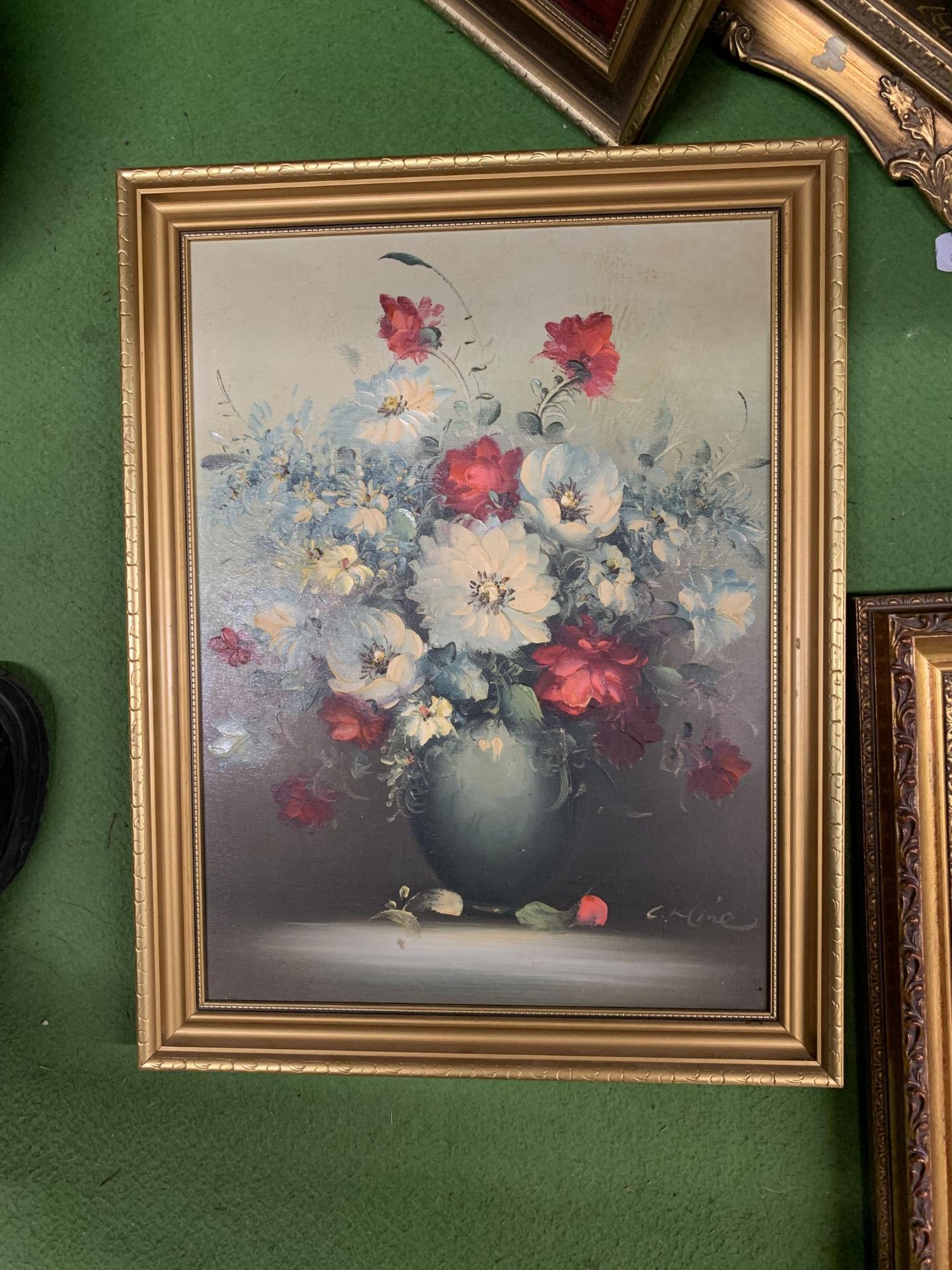 FOUR STILL LIFE OIL ON BOARD PAINTINGS OF FLOWERS PLUS A PRINT IN GILT FRAMES - Image 5 of 6