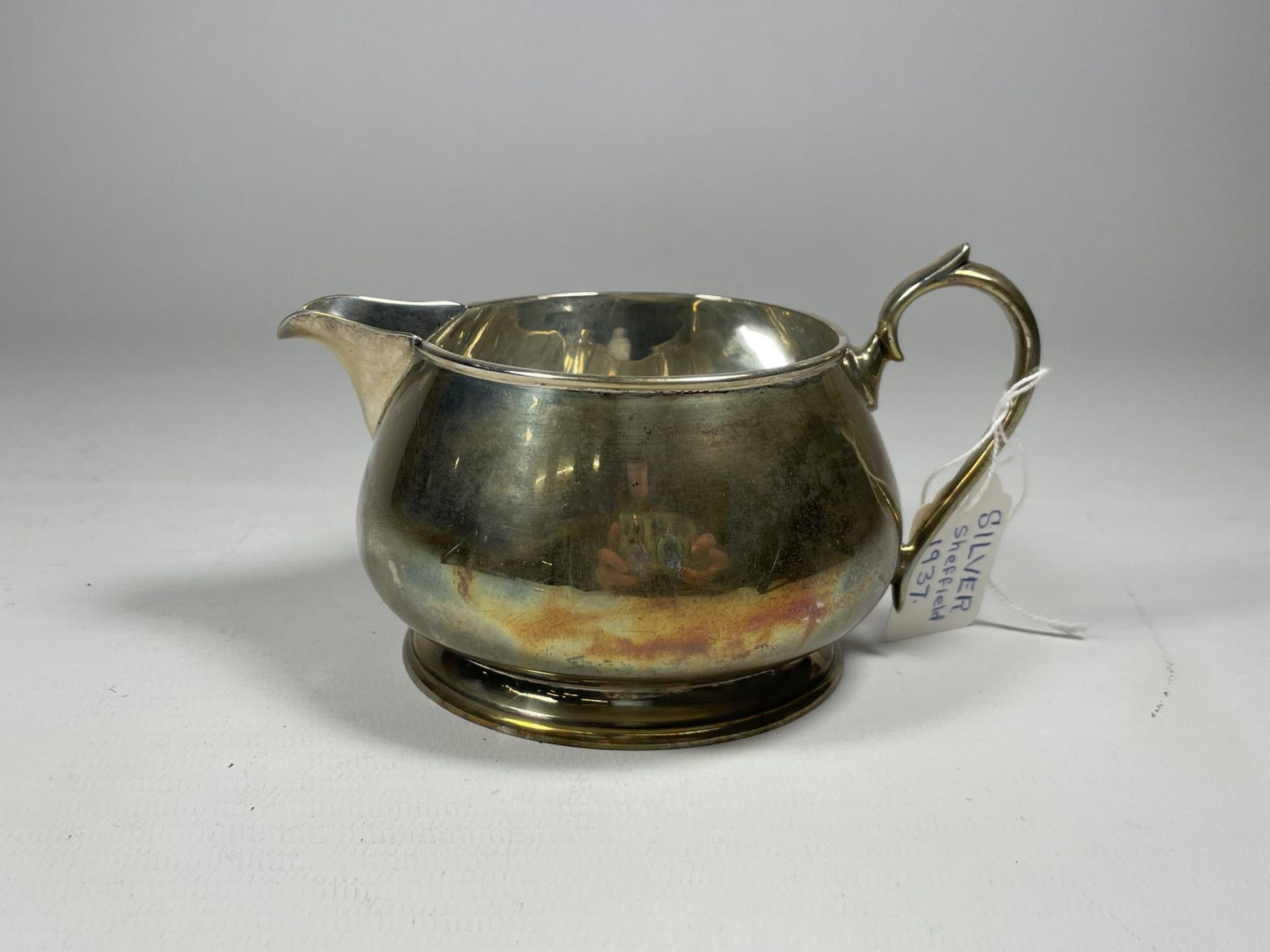 A GEORGE V SILVER CREAM JUG, HALLMARKS FOR SHEFFIELD, 1937