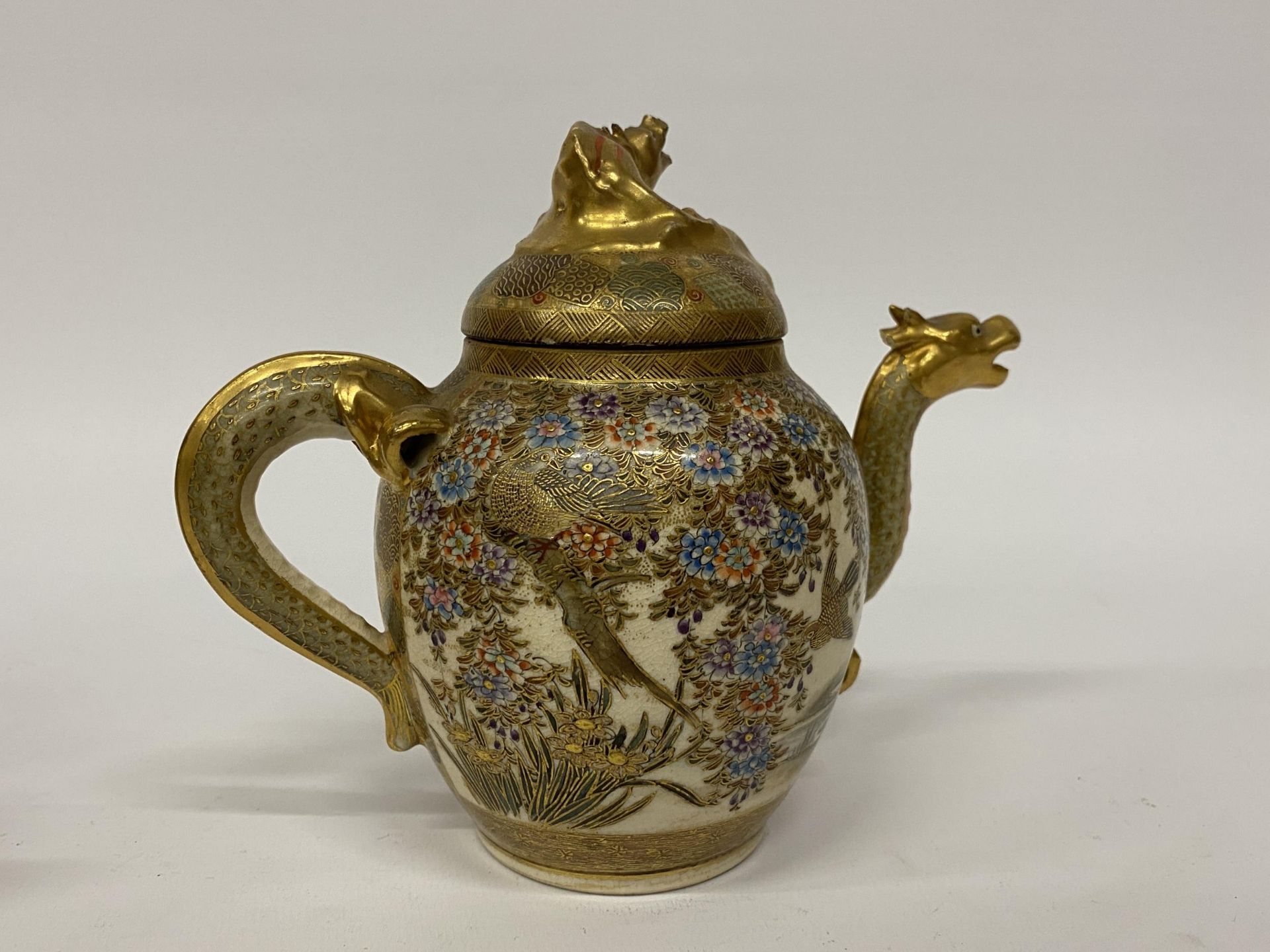 A C.1920 JAPANESE SATSUMA HAND PAINTED DRAGON DESIGN TEAPOT TOGETHER WITH MATCHING SUGAR BOWL (SUGAR - Image 3 of 5