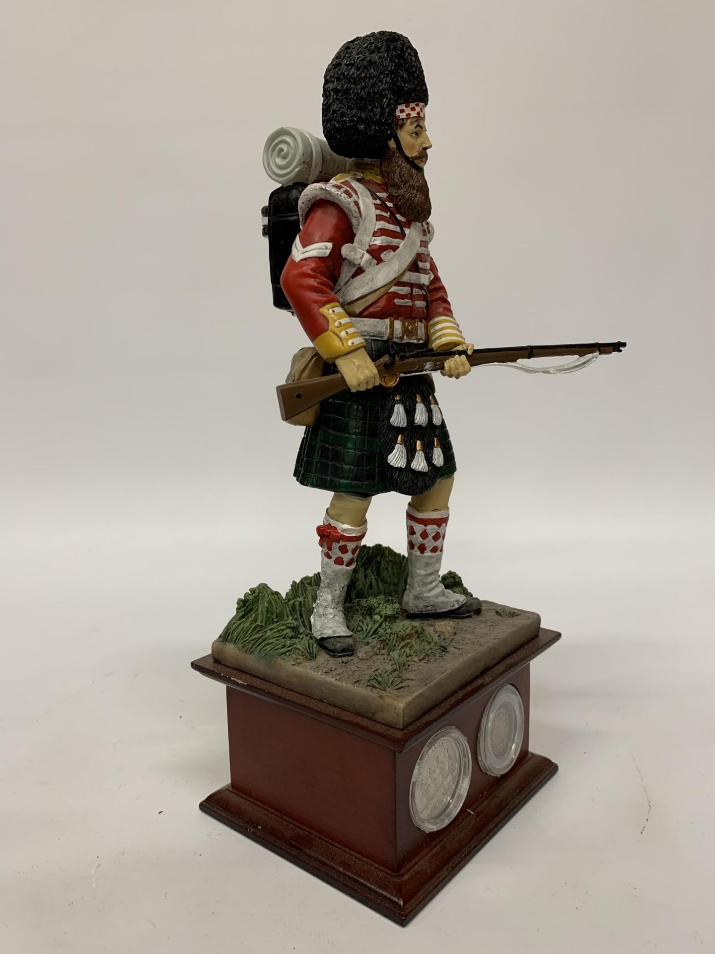 A DANBURY MINT FIGURE OF A CRIMEAN WAR SOLDIER HEIGHT 32CM - Image 3 of 5