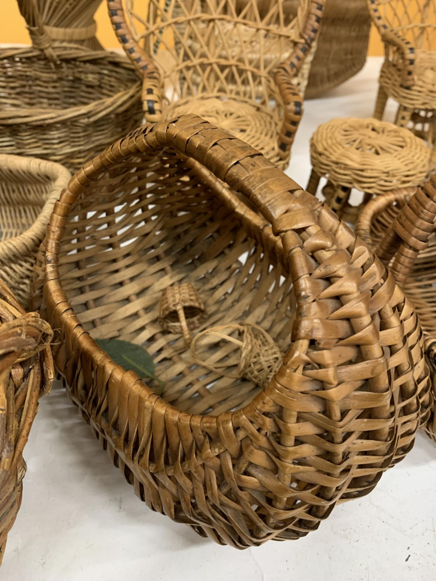 A QUANTITY OF VINTAGE BASKET TO INCLUDE SMALL DOLLS/TEDDY CHAIRS - Image 2 of 4