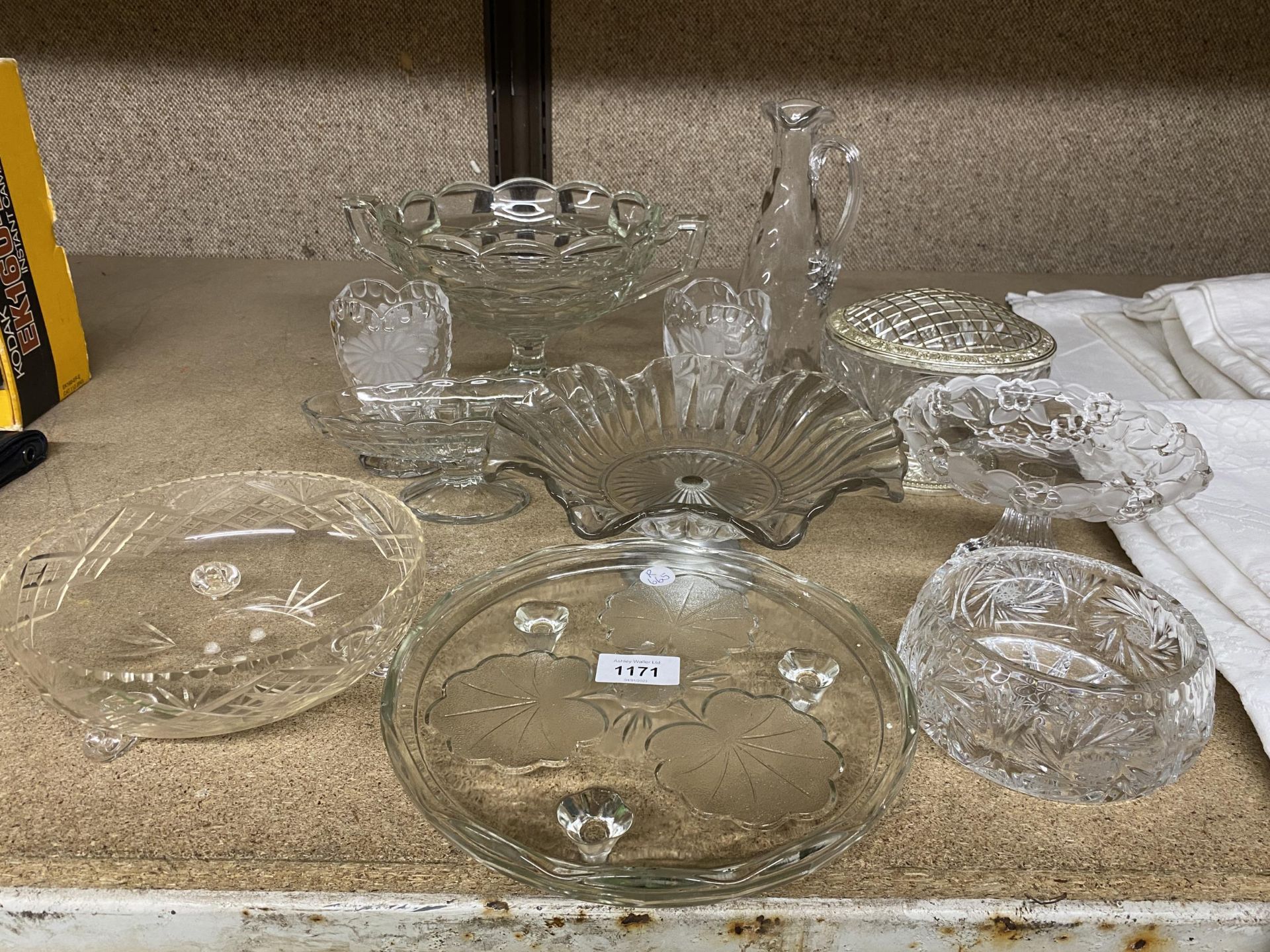 A MIXED GROUP OF VINTAGE GLASSWARE, CUT GLASS ETC