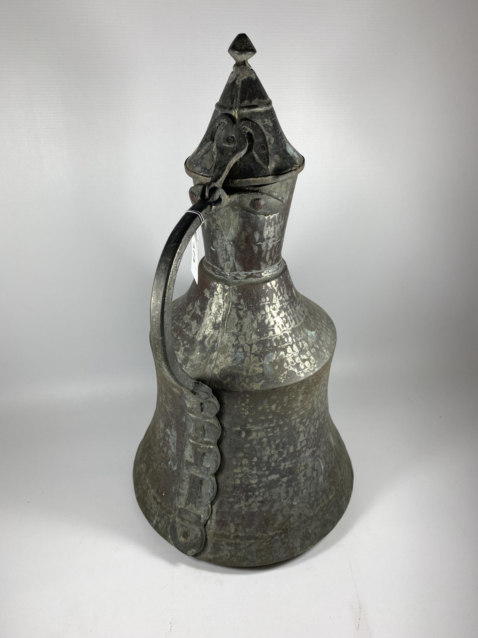 A LARGE LATE 19TH / EARLY 20TH CENTURY MIDDLE EASTERN COPPER WATER VESSEL, HEIGHT 50CM - Image 3 of 3