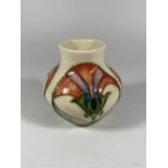 A SMALL MOORCROFT FLORAL PATTERN VASE, DATED 1996, HEIGHT 10CM