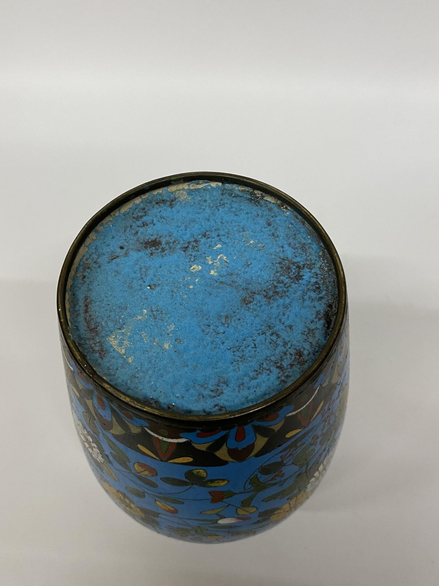 AN EARLY 20TH CENTURY CHINESE CLOISONNE VASE WITH BIRD AND FLORAL DESIGN, HEIGHT 25CM - Image 4 of 4