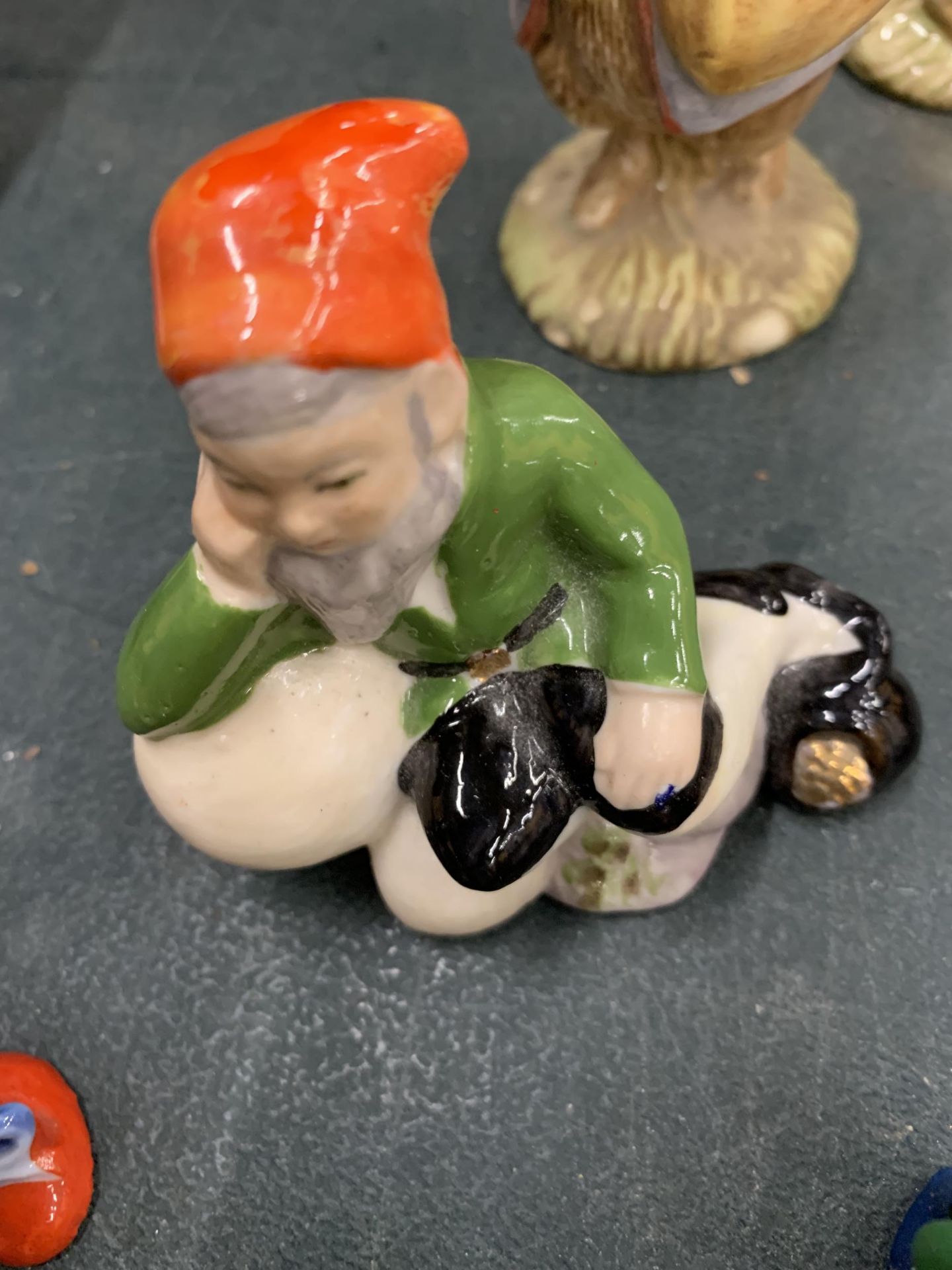 A QUANTITY OF MINIATURE GNOMES TO INCLUDE METAL AND CERAMIC - Image 2 of 4