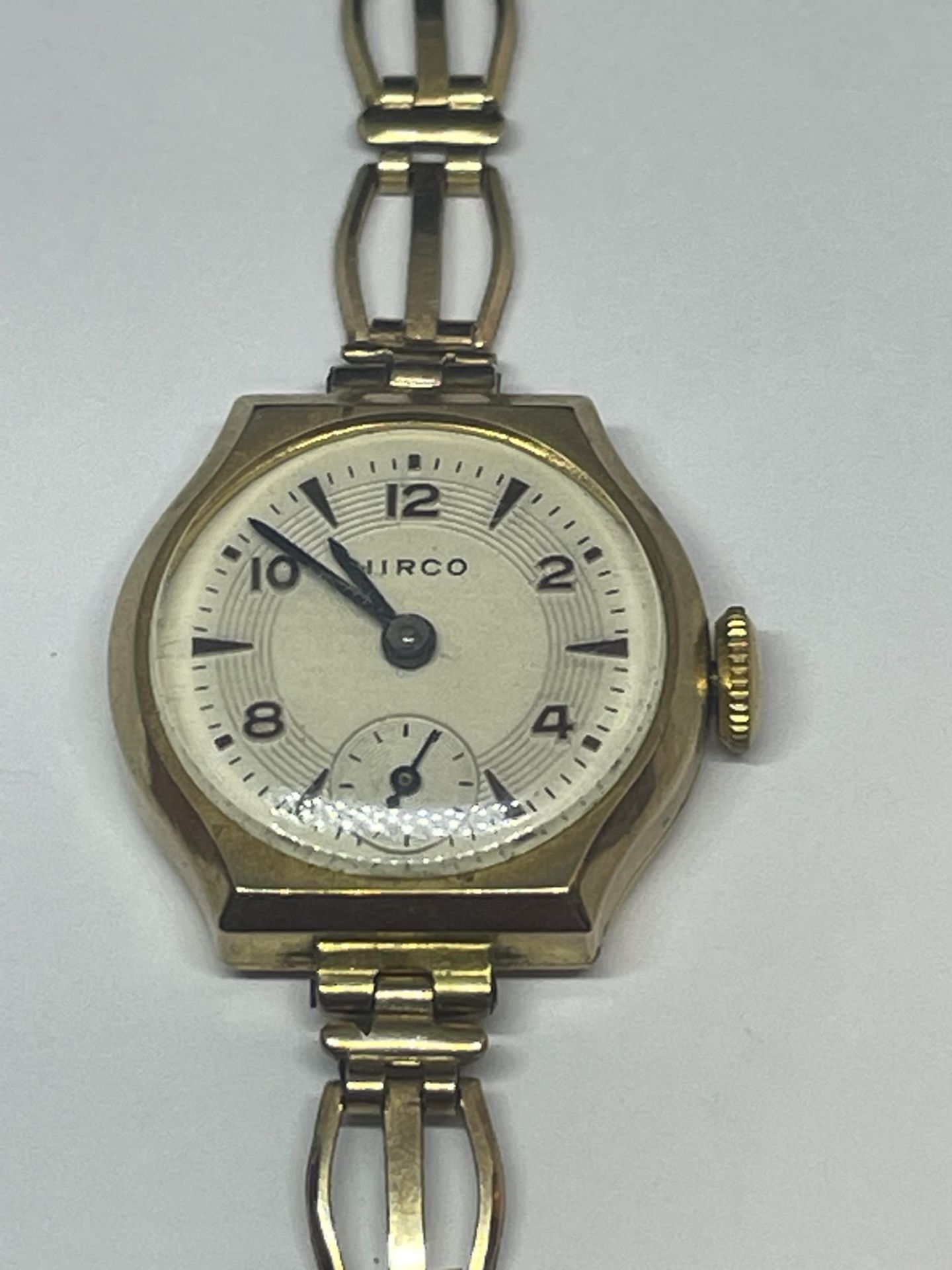 A LADIES SWISS HIRCO 9 CARAT GOLD CASED WRSIT WATCH WITH 12 CARAT GOLD PLATED STRAP SEEN WORKING - Image 2 of 5