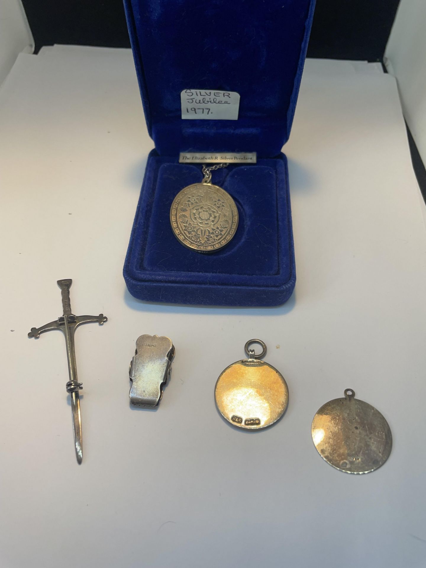 FIVE MARKED SILVER ITEMS TO INCLUDE A DAGGER BROOCH, MEDAL, ST CHRISTOPHER, CLIP AND A BOXED - Image 2 of 2