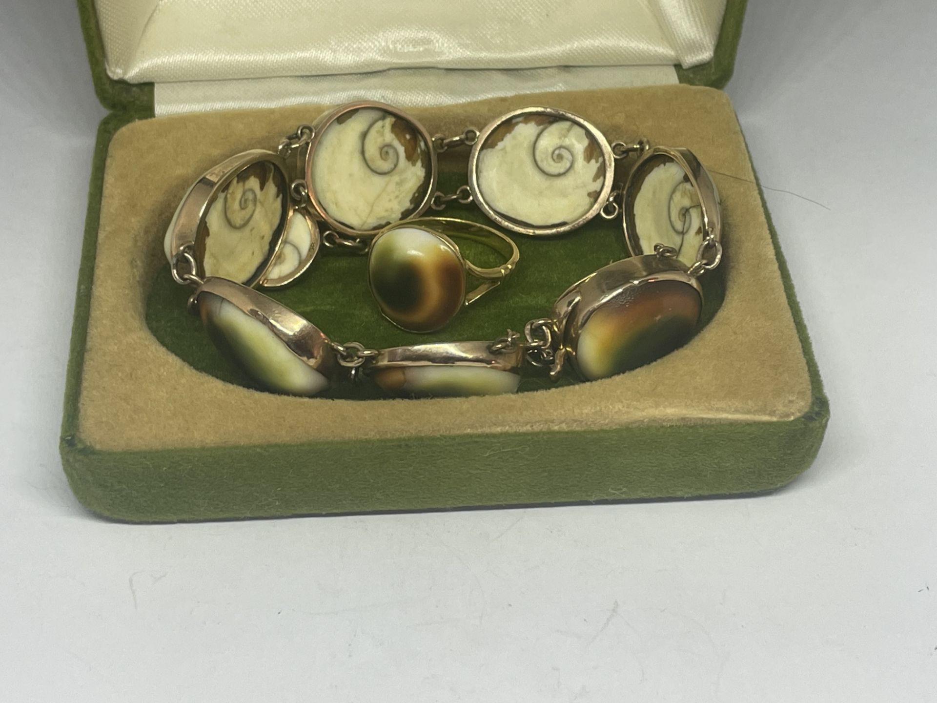 A 9 CARAT GOLD BRACELET WITH OPERCULUL SHELLS AND A MATCHING RING IN A PRESENTATION BOX - Image 4 of 4