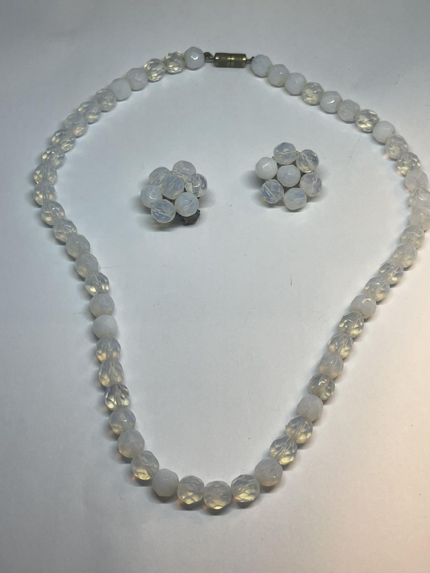 A VINTAGE NECKLACE AND EARRINGS SET MADE OF TRUE OPALESCENT GLASS WITH A PRESENTATION BOX