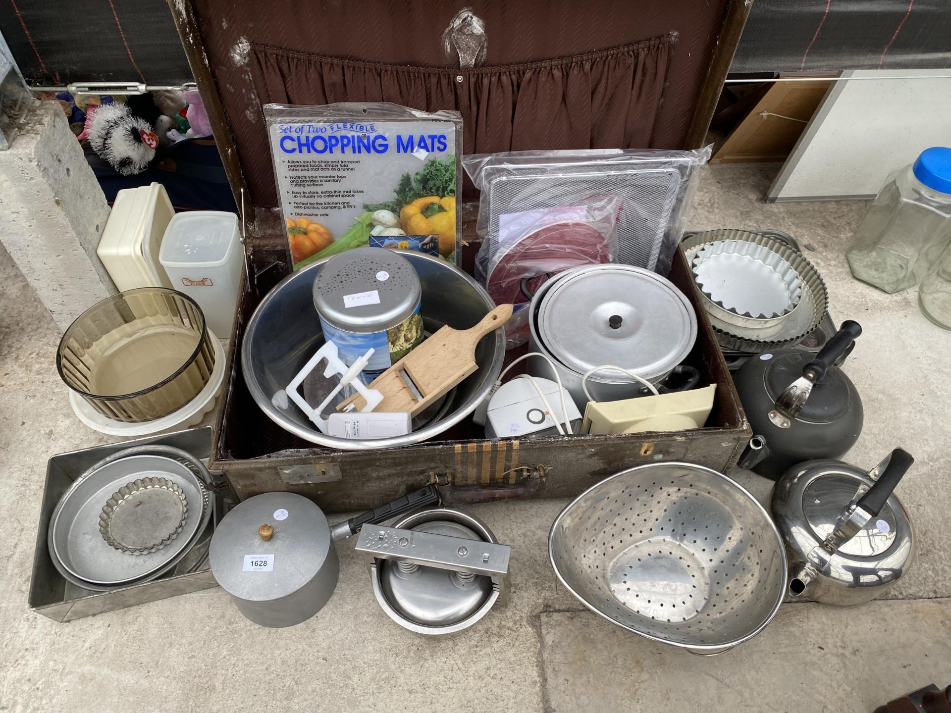 A COLLECTION OF KITCHEN ITEMS TO INCLUDE PANS AND KETTLES ETC