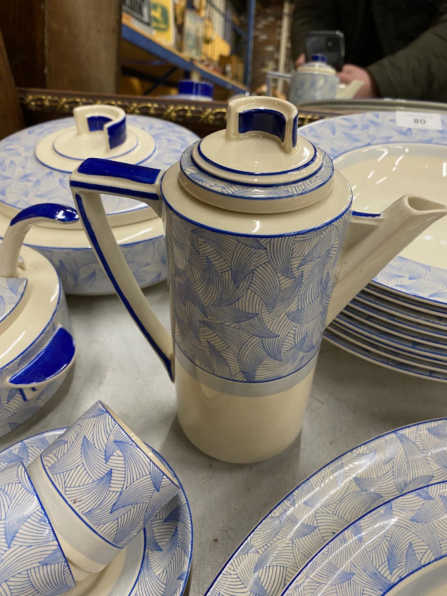 A FIFTY FIVE PIECE ART DECO 1920/1930'S ROYAL DOULTON 'ENVOY' PATTERN BLUE AND WHITE DINNER SERVICE - Bild 2 aus 4