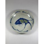 A LATE 19TH / EARLY 20TH CENTURY CHINESE PORCELAIN FISH DESIGN PLATE, MARKS TO BASE, DIAMETER 21.5CM