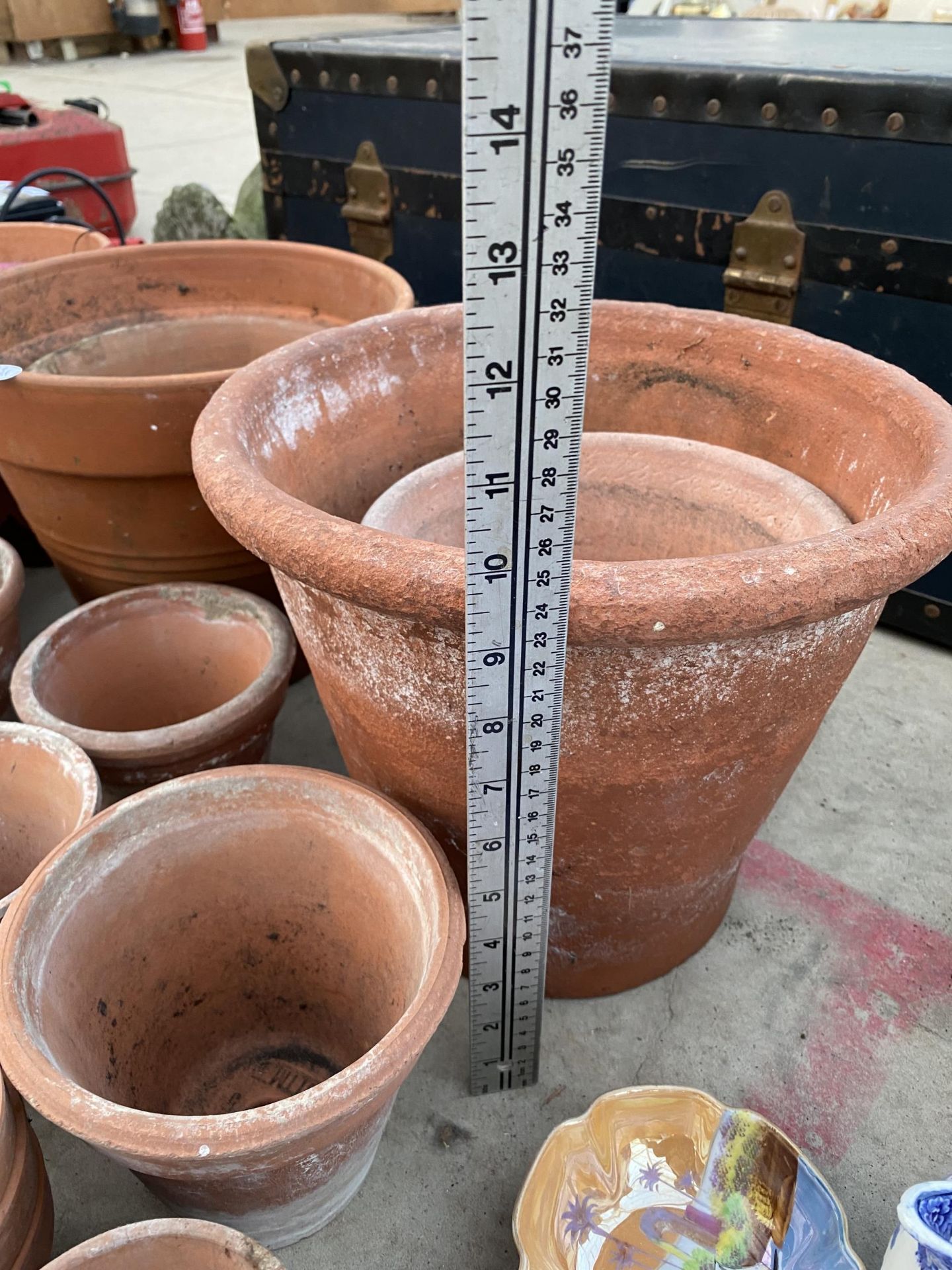 A LARGE ASSORTMENT OF TERRACOTTA PLANT POTS OF VARIOUS SIZES - Image 3 of 5