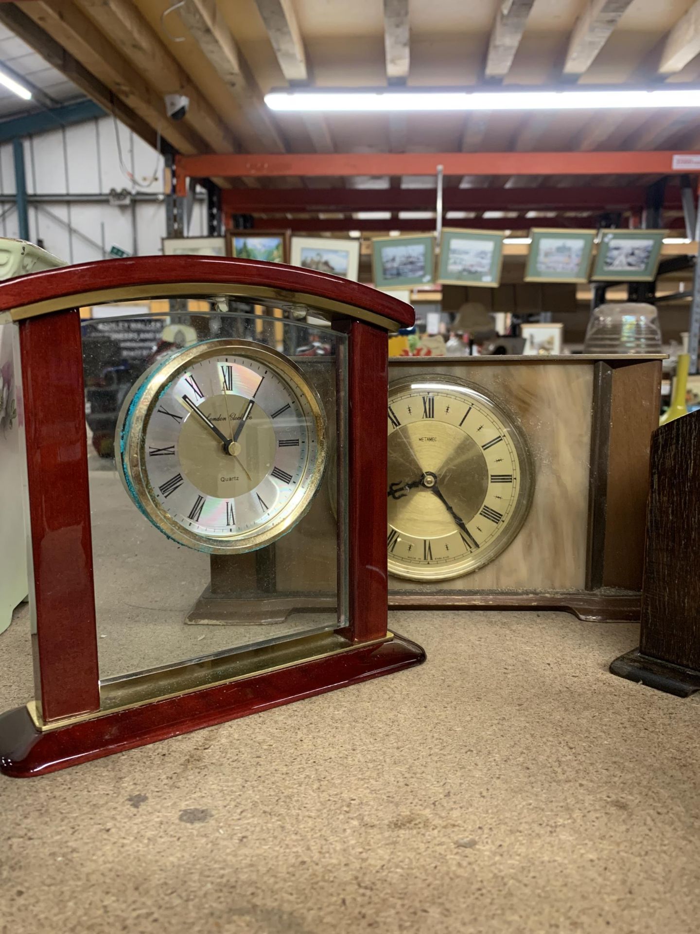 FIVE VINTAGE MANTLE CLOCKS TO INCLUDE A MAHOGANY CASED SMITHS - Bild 2 aus 4
