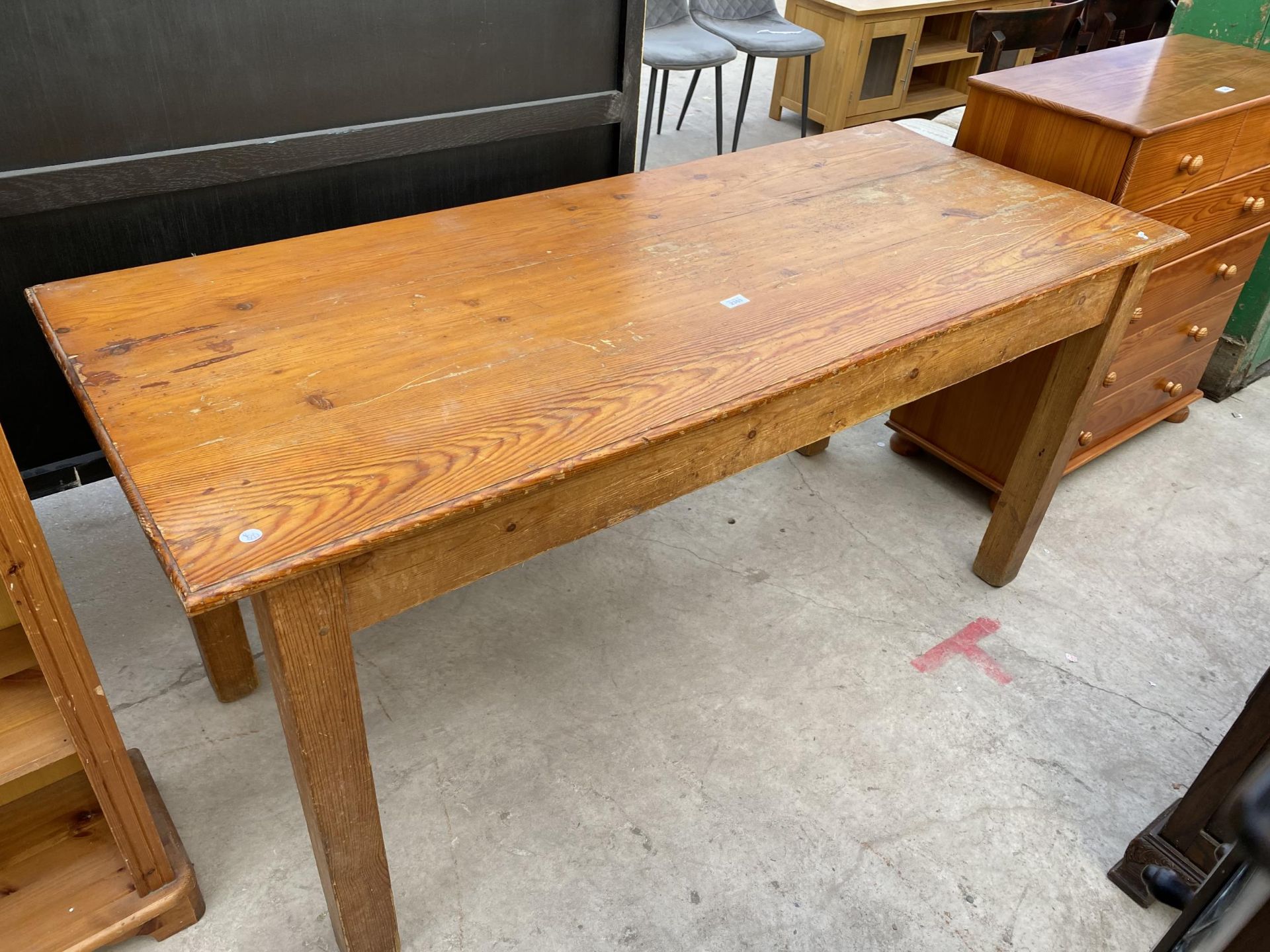 A VICTORIAN STYLE PINE KITCHEN TABLE, 63X25"