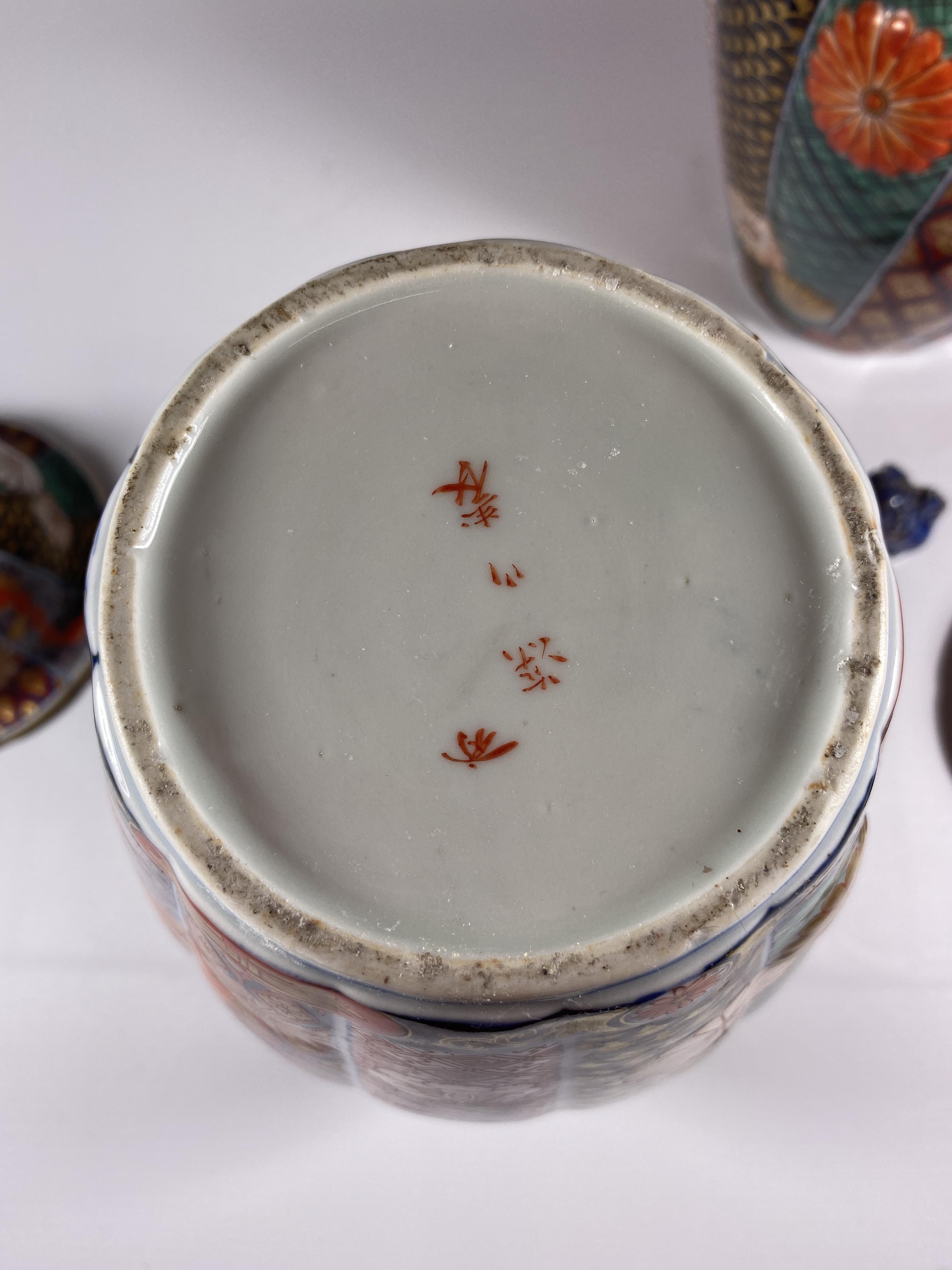 A PAIR OF JAPANESE IMARI MEIJI PERIOD (1868-1912) OVOID FORM LIDDED JARS WITH FOO DOG FINIALS (ONE - Image 5 of 5