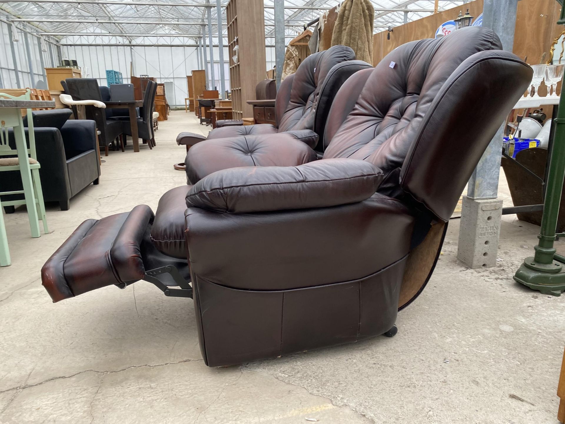 A MODERN SAXON LEATHER RECLINER CHAIR - Image 3 of 5