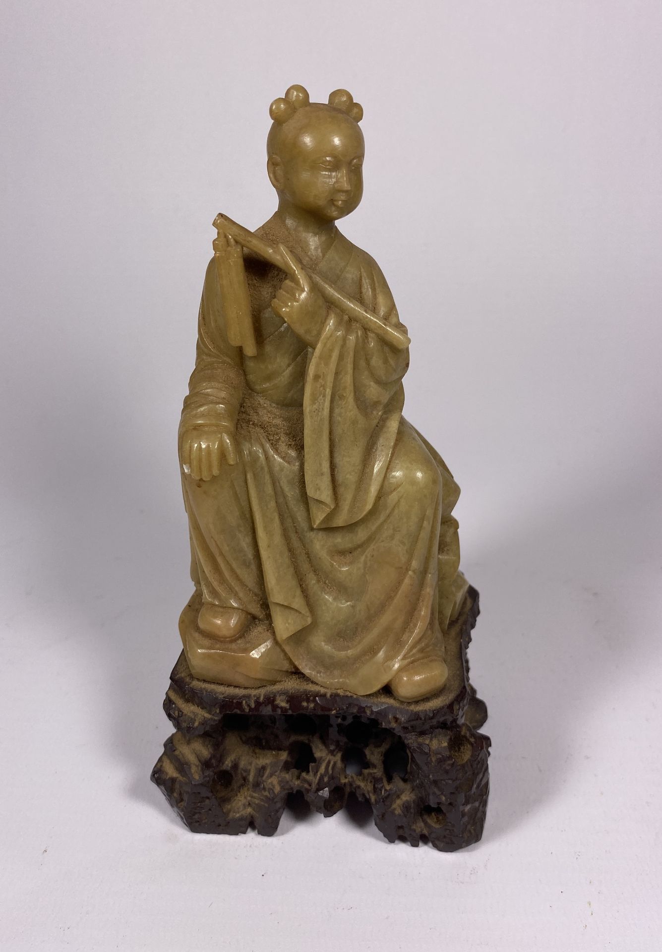 AN ORIENTAL JADE STYLE FIGURE, HEIGHT 16CM