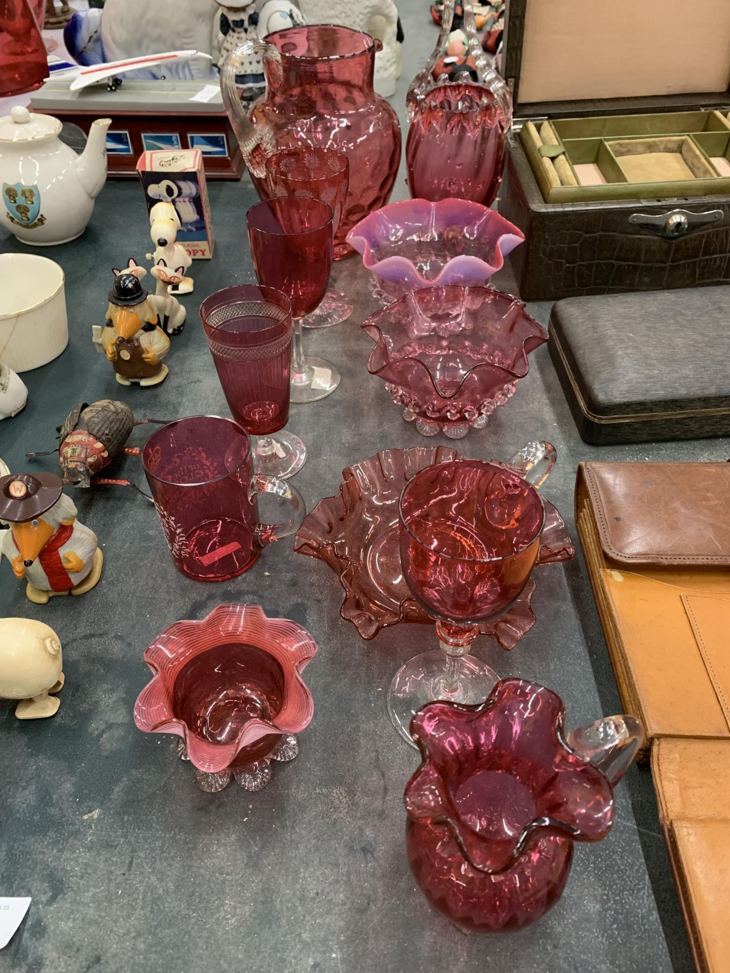 A LARGE QUANTITY OF CRANBERRY GLASS TO INCLUDE JUGS, GLASSES, BOWLS, ETC