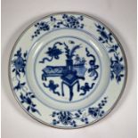 AN EARLY 18TH CENTURY, KANGXI PERIOD (1661-1722) CHINESE QING BLUE & WHITE PORCELAIN PLATE WITH