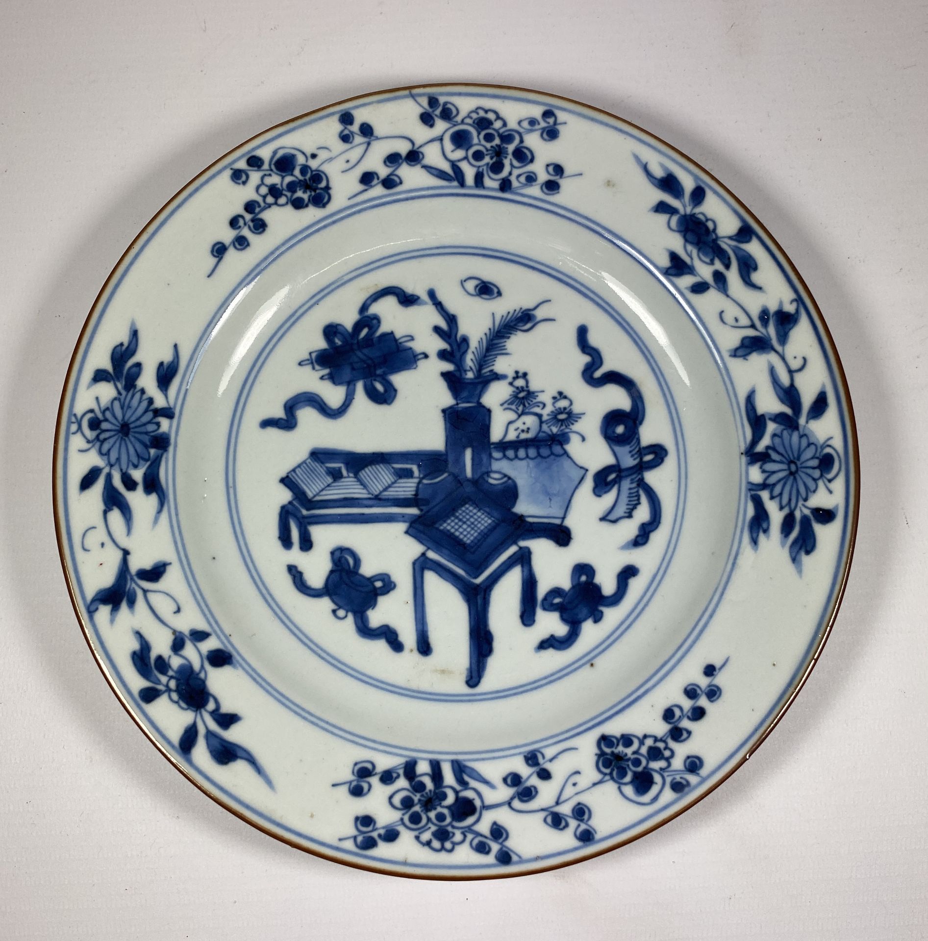 AN EARLY 18TH CENTURY, KANGXI PERIOD (1661-1722) CHINESE QING BLUE & WHITE PORCELAIN PLATE WITH