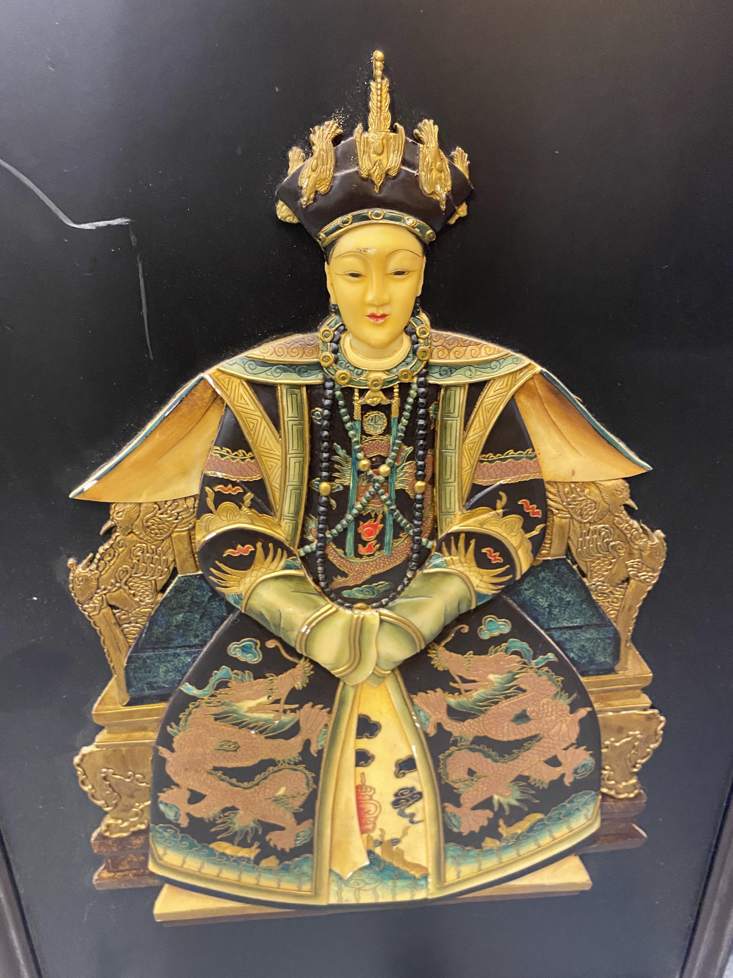 A LARGE PAIR OF ORIENTAL WOODEN FRAMED PLAQUES WITH RESIN FIGURAL DESIGN, 91 X 61CM - Image 3 of 3