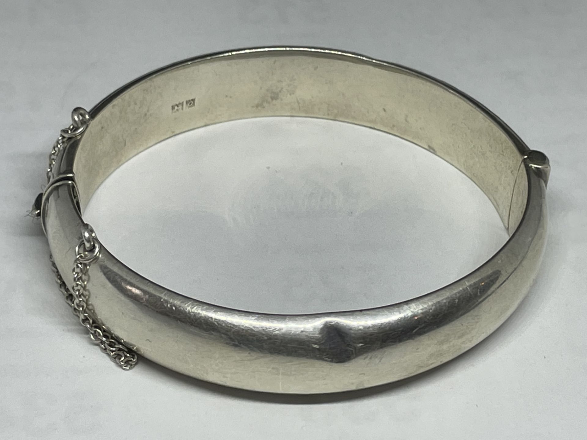 A HALLMARKED BIRMINGHAM SILVER BANGLE GROSS WEIGHT 21.04 GRAMS - Image 2 of 3