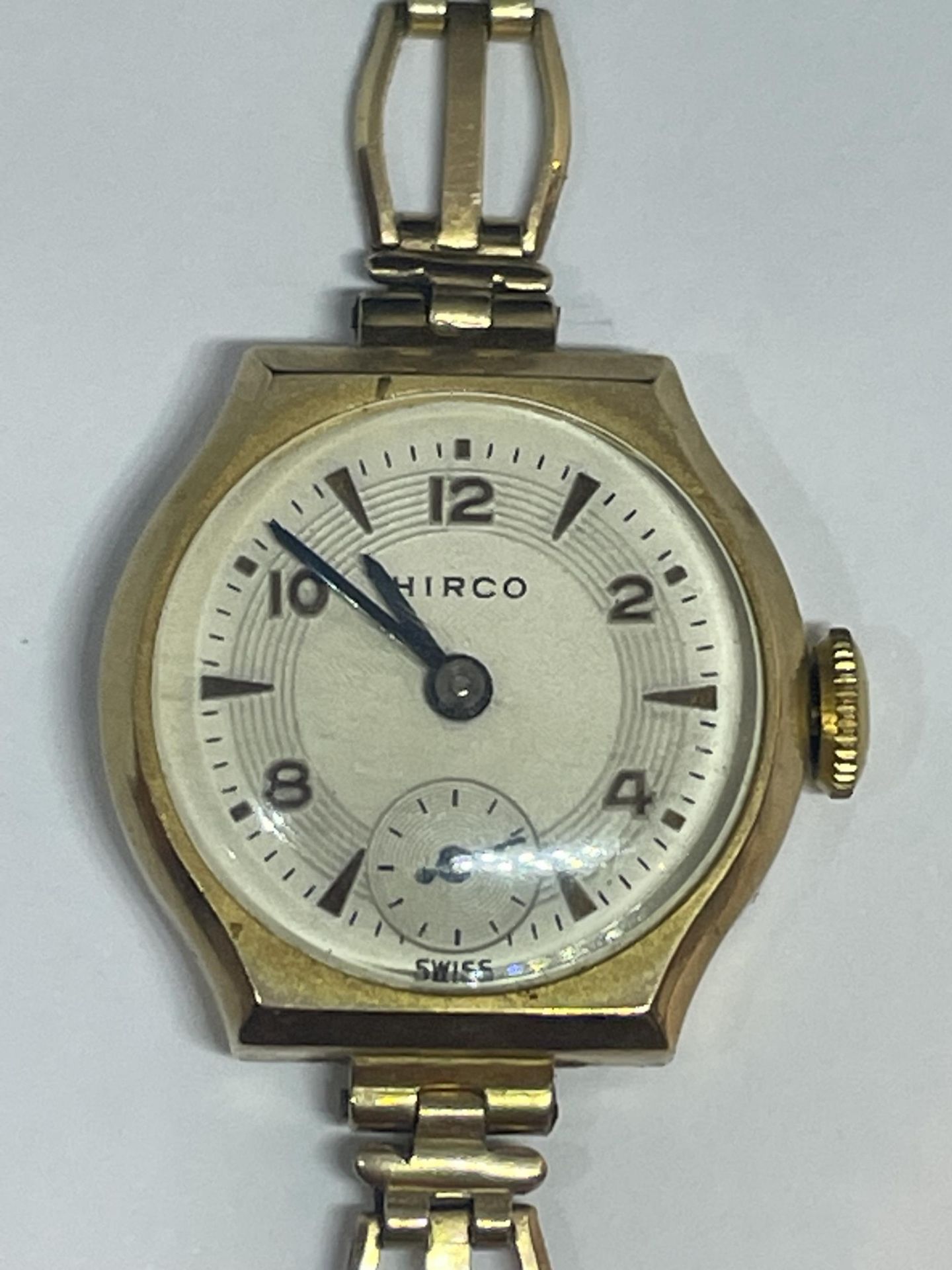 A LADIES SWISS HIRCO 9 CARAT GOLD CASED WRSIT WATCH WITH 12 CARAT GOLD PLATED STRAP SEEN WORKING - Image 3 of 5