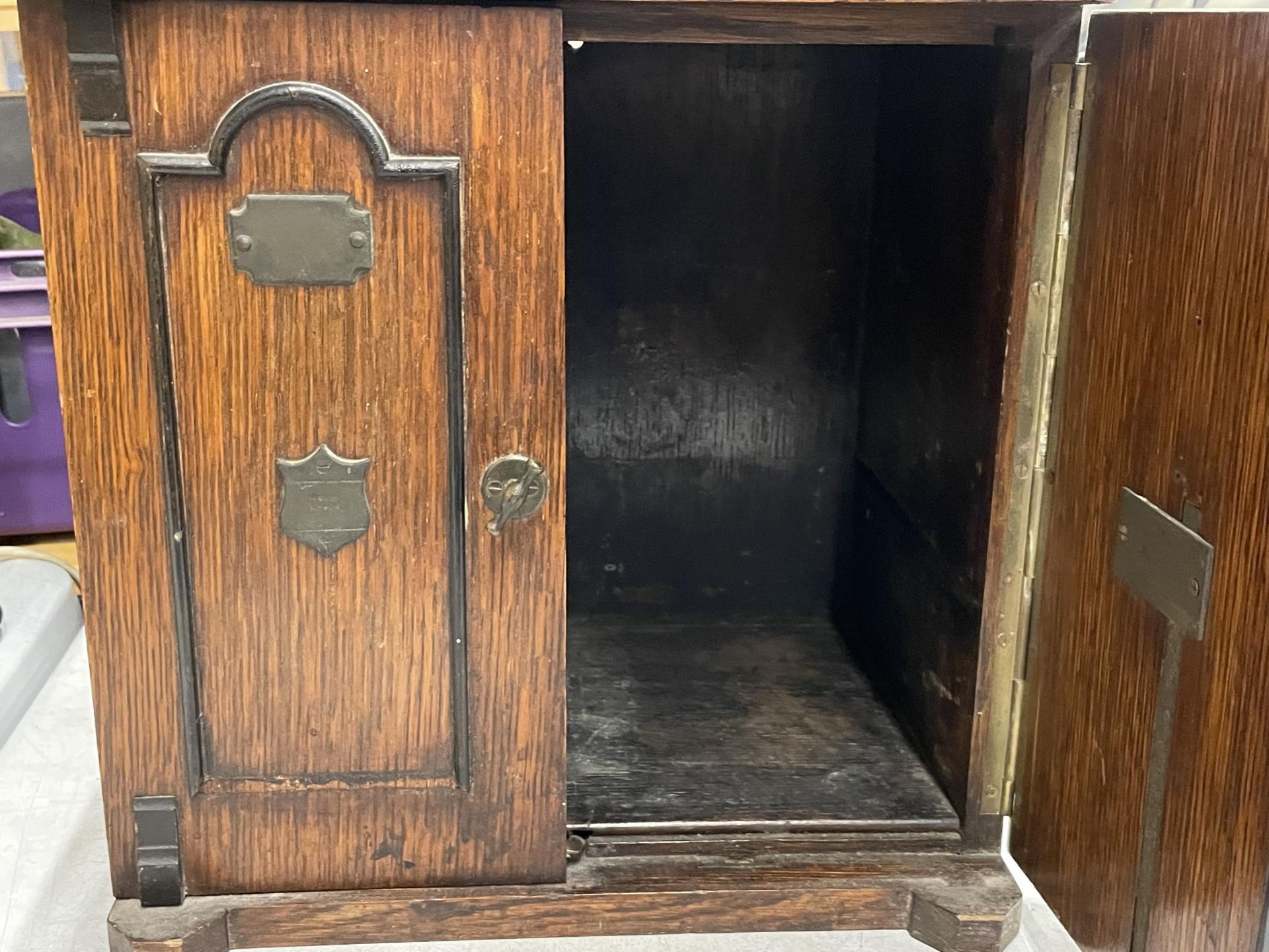 AN EARLY 20TH CENTURY OAK TABLE TOP CABINET MODELLED AS A TWIN DOOR SAFE - Image 3 of 3