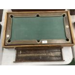 A VINTAGE BOXED SALESMAN'S MINIATURE SNOOKER / BILLIARDS TABLE WITH SNOOKER SCORER (MISSING ONE