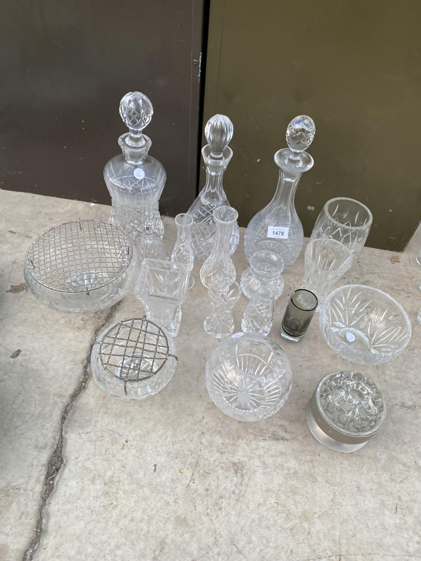 AN ASSORTMENT OF GLASS WARE TO INCLUDE DECANTORS, VASES AND BOWLS ETC