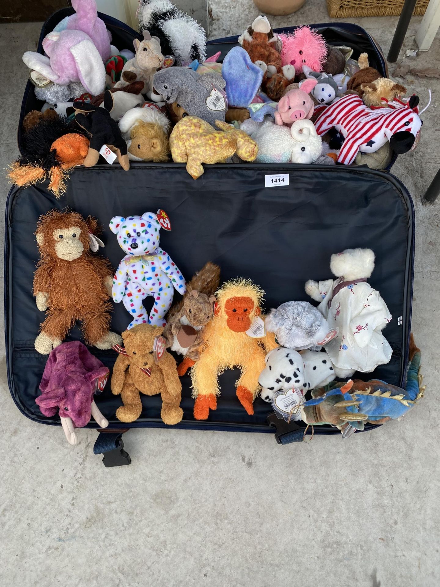 A SUITCASE CONTAINING A LARGE QUANTITY OF TY BEANIE BABIES