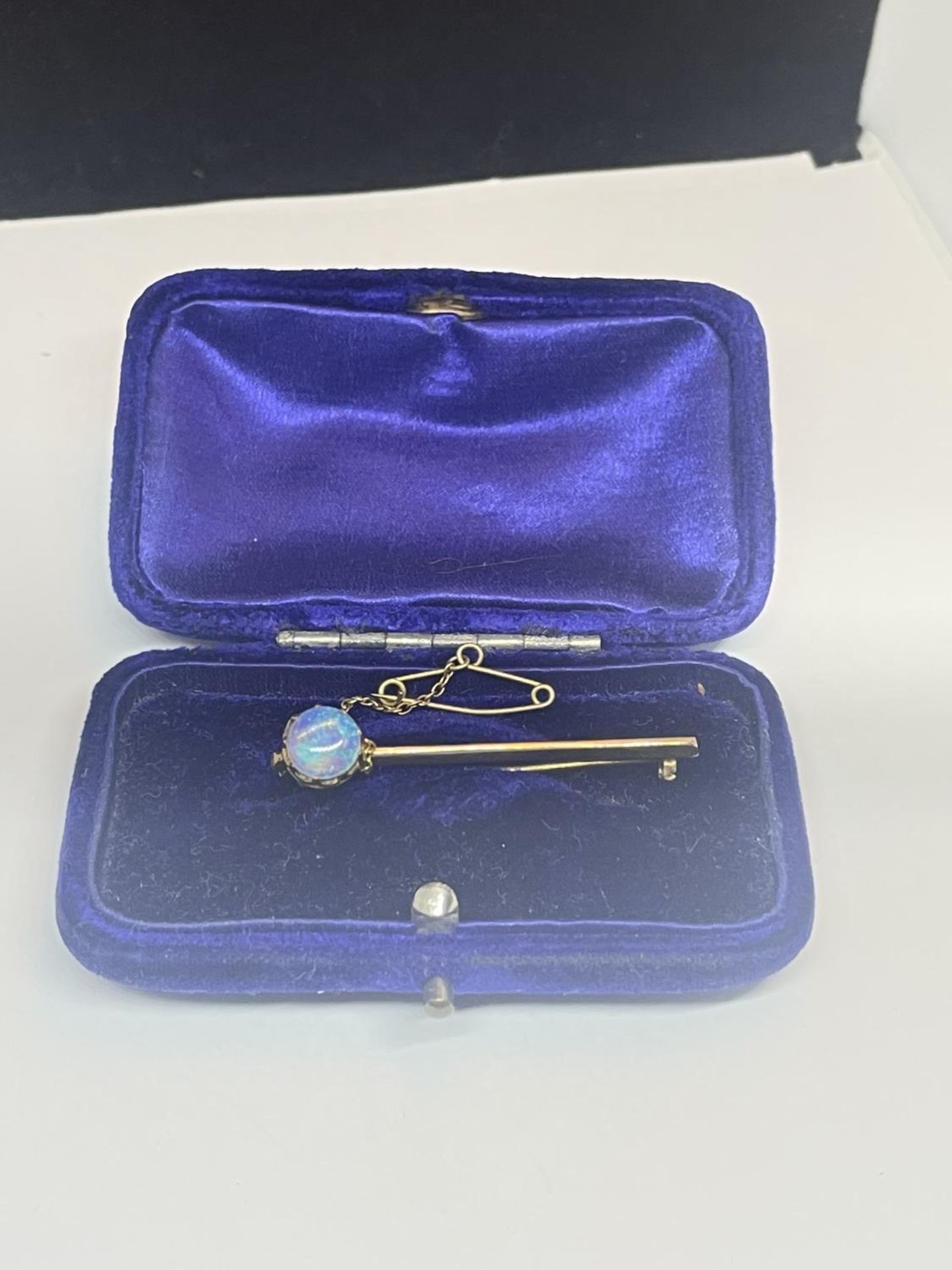 A 9 CARAT GOLD BROOCH WITH OPAL AND A SAFETY CHAIN GROSS WEIGHT 1.92 GRAMS IN A PRESENTATION BOX - Image 4 of 4