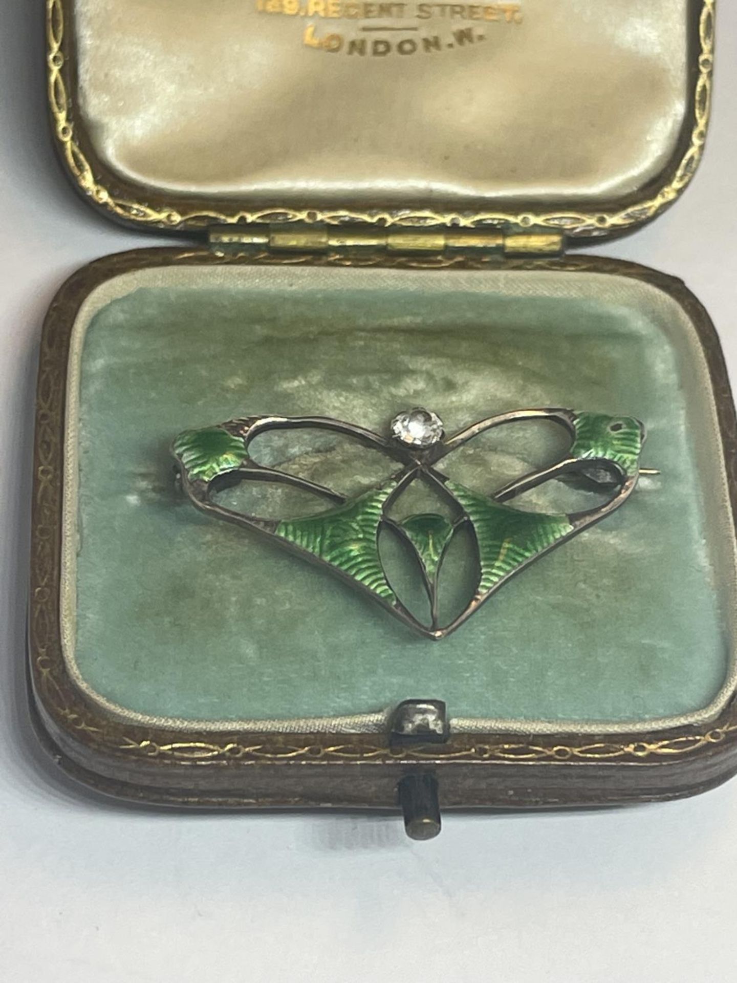 A CHARLES HORNER CHESTER SILVER AND ENAMELLED BROOCH IN A PRESENTATION BOX - Bild 3 aus 3