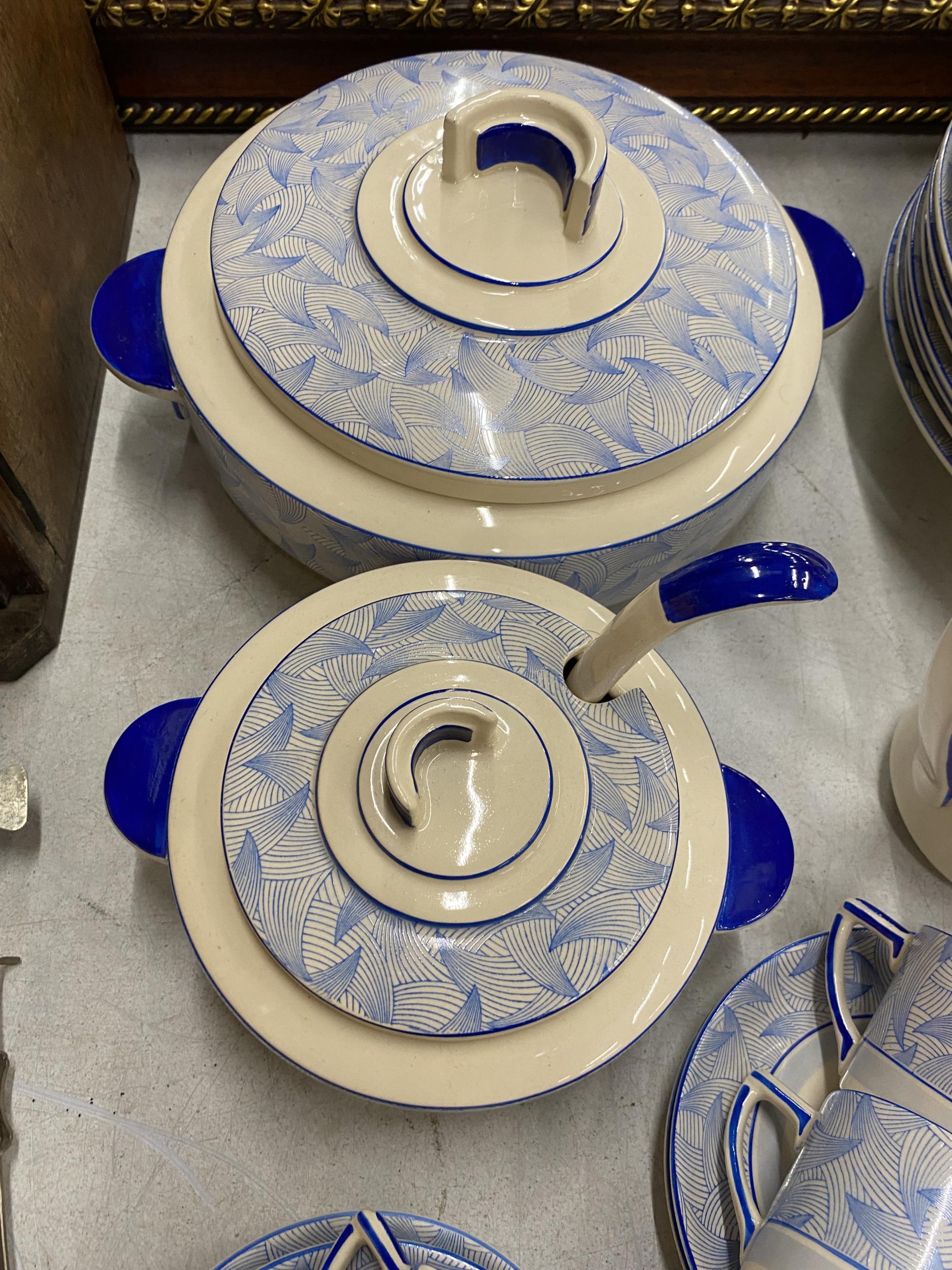 A FIFTY FIVE PIECE ART DECO 1920/1930'S ROYAL DOULTON 'ENVOY' PATTERN BLUE AND WHITE DINNER SERVICE - Bild 3 aus 4