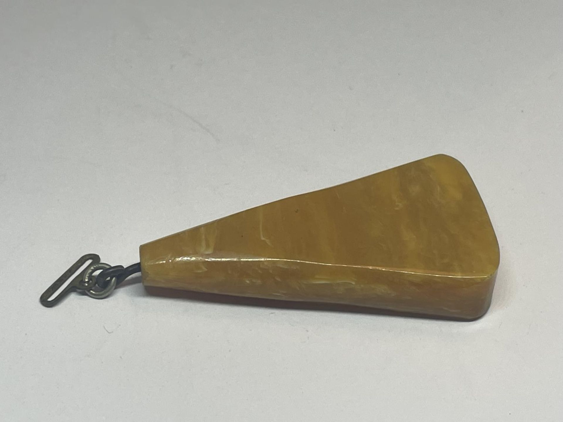 AN ABSTRACT STYLE AMBER PENDANT - Image 2 of 2