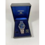 A BOXED GENTS SEIKO QUARTZ DAY DATE WATCH