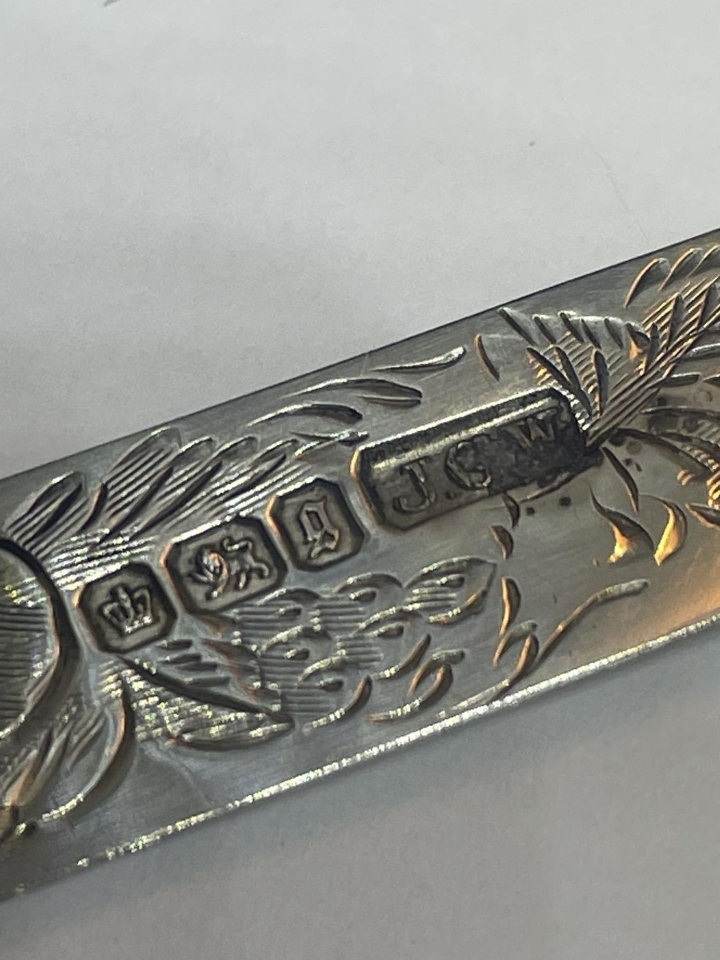 A HALLMARKED SHEFFIELD SILVER 1899 JGW AND MOTHER OF PEARL FRUIT KNIFE - Image 3 of 4