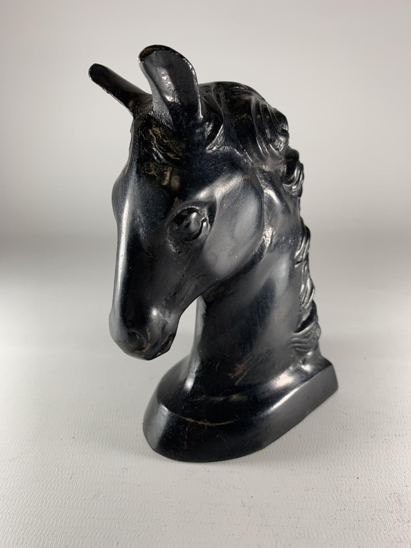 A BRONZE STYLE BUST OF A HORSES HEAD HEIGHT 14CM - Image 2 of 3